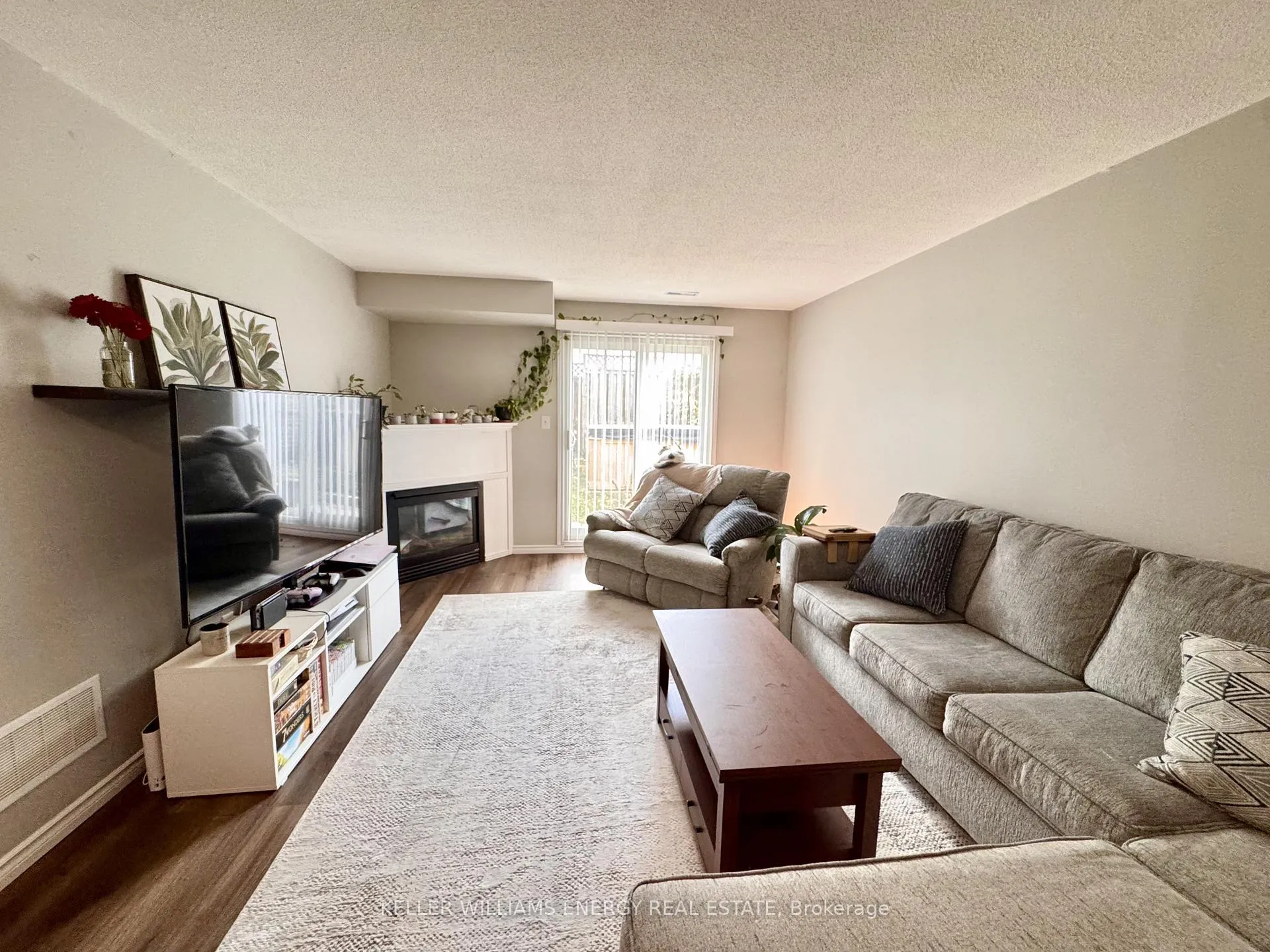 Photo 2 of 35 Champine Square, Clarington, Bowmanville — HOMEH
