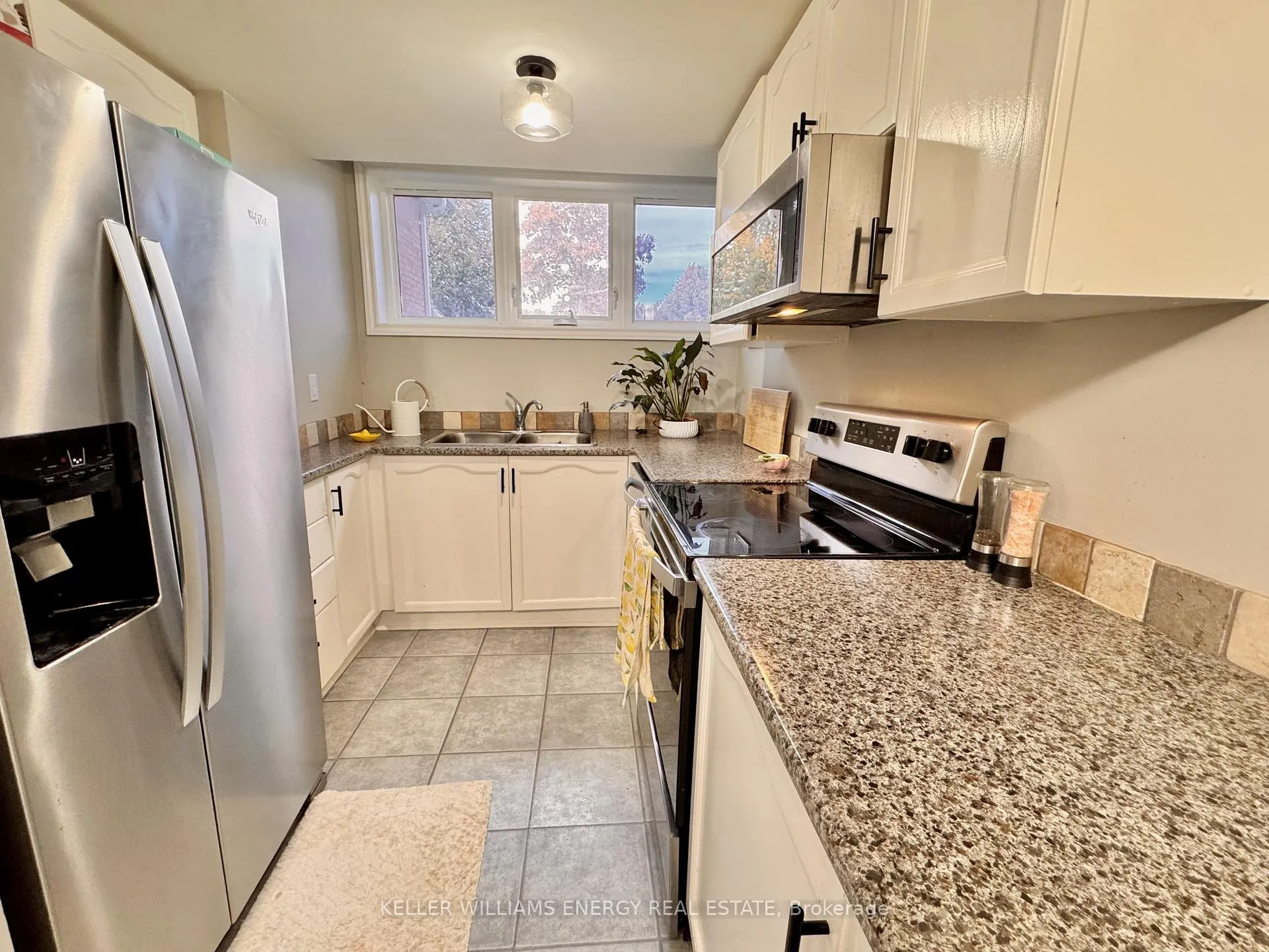 Photo 5 of 35 Champine Square, Clarington, Bowmanville — HOMEH