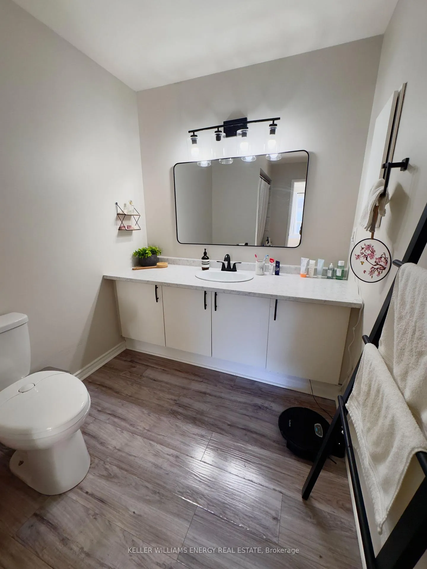 Photo 10 of 35 Champine Square, Clarington, Bowmanville — HOMEH