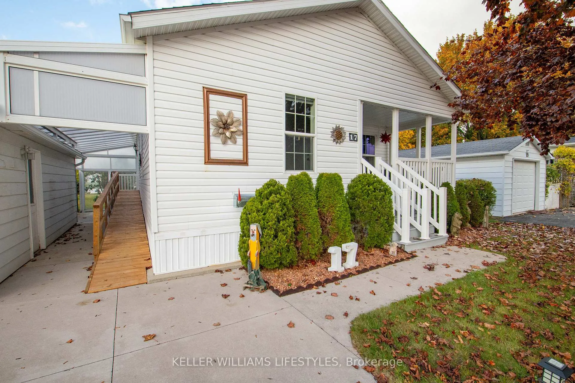 Photo 3 of 17 George Street, Strathroy-Caradoc, SE — HOMEH