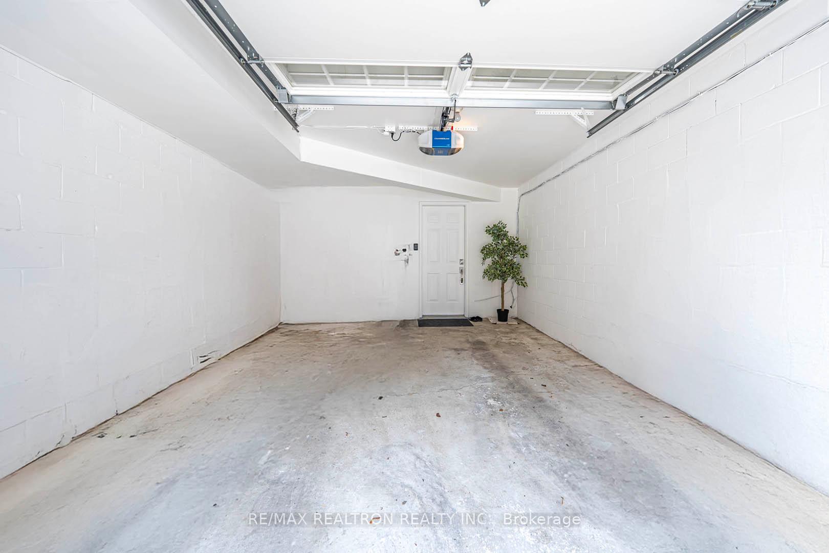 Photo 23 of 886 Pape Avenue, Toronto, Danforth Village-East York — HOMEH