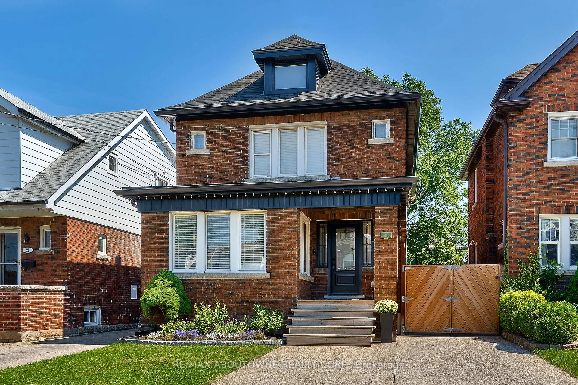 Front of 23 Ottawa Street S
