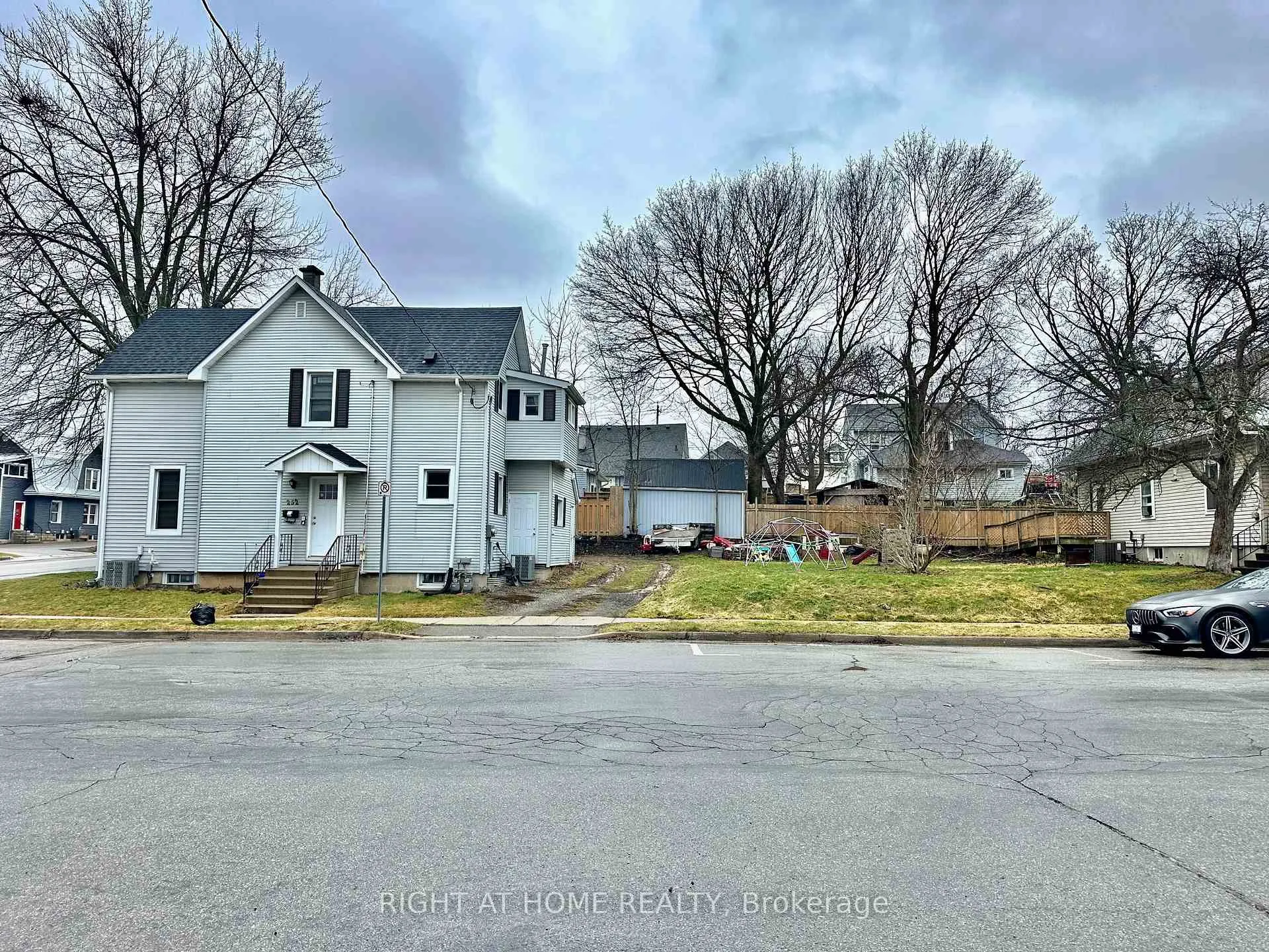 Photo 4 of 252 Robinson Street, Norfolk, Simcoe — HOMEH