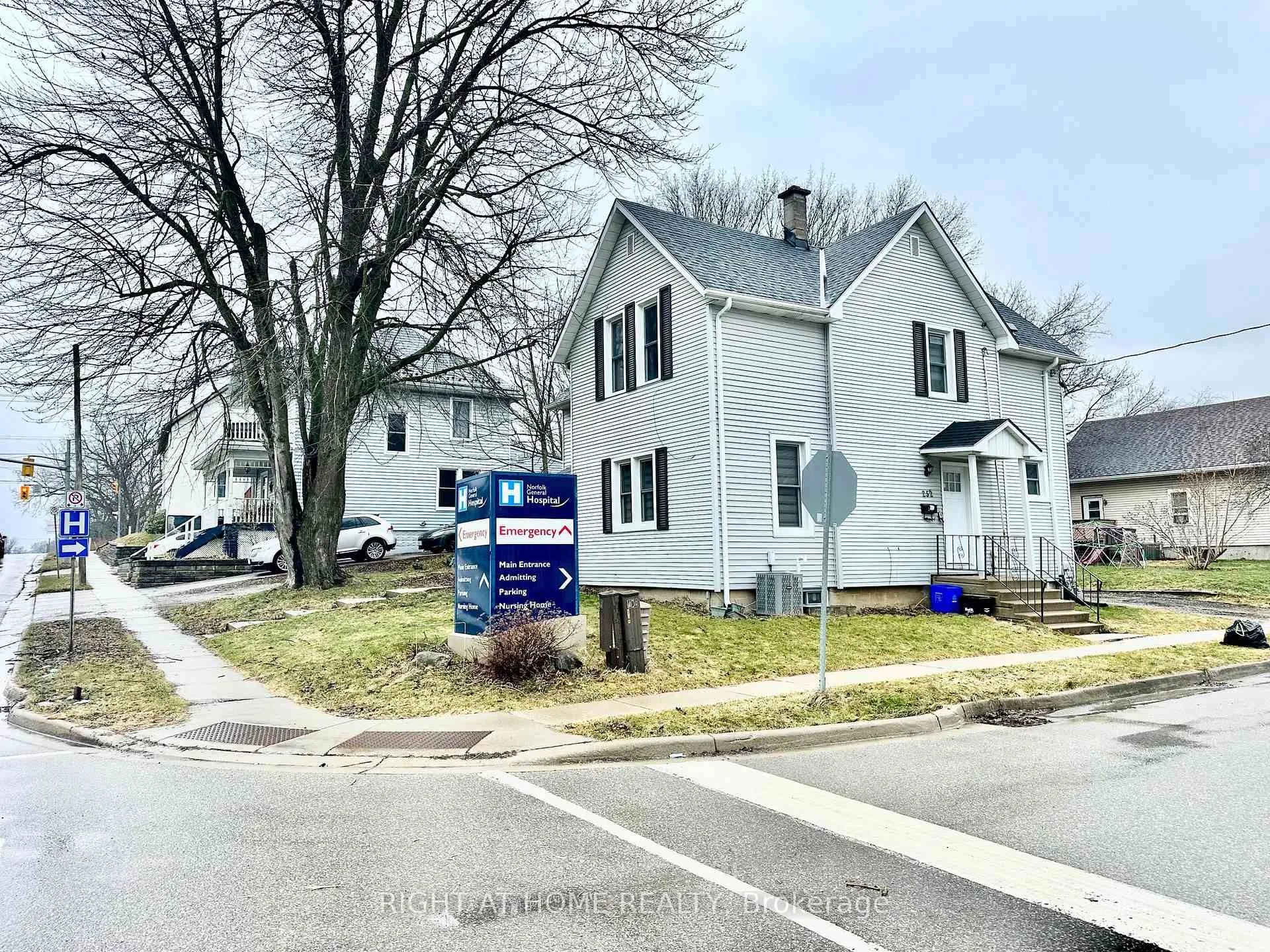 Photo 6 of 252 Robinson Street, Norfolk, Simcoe — HOMEH