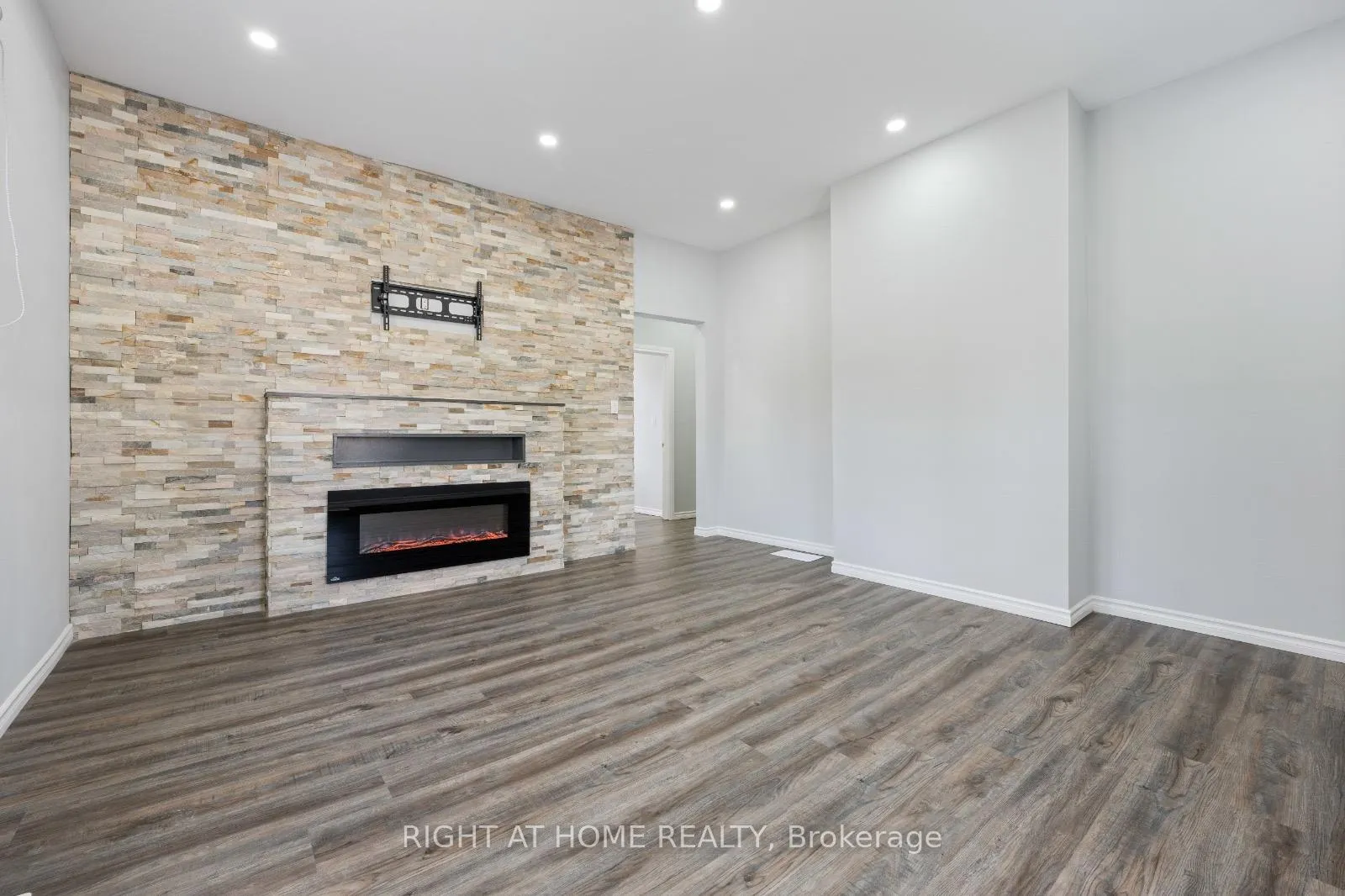 Photo 14 of 252 Robinson Street, Norfolk, Simcoe — HOMEH