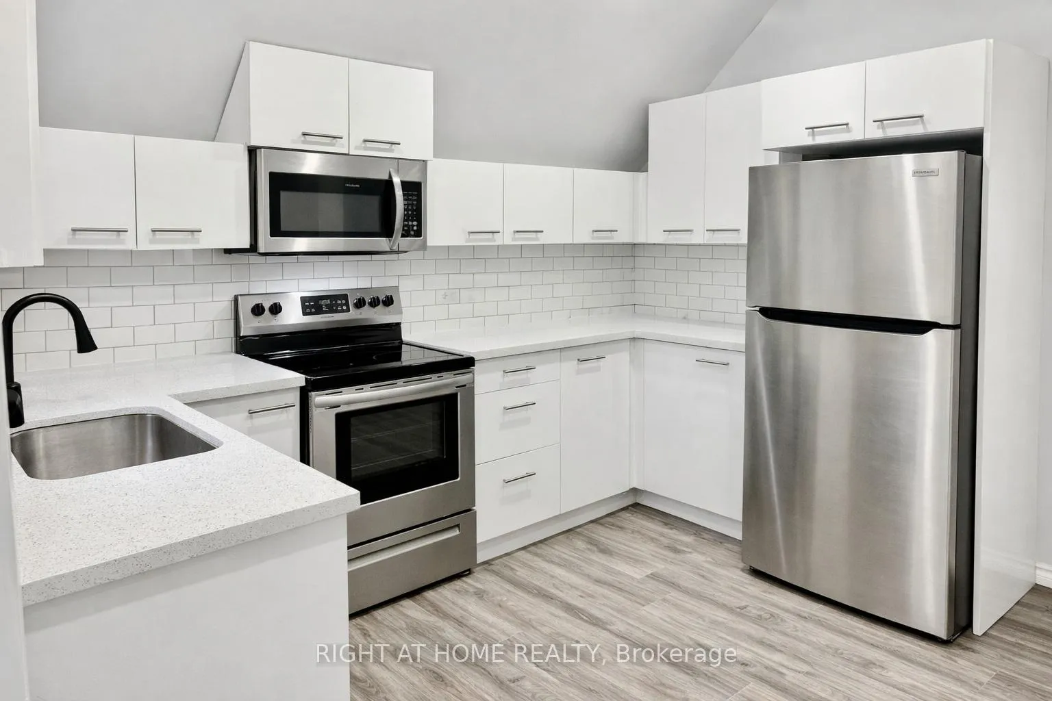 Photo 24 of 252 Robinson Street, Norfolk, Simcoe — HOMEH