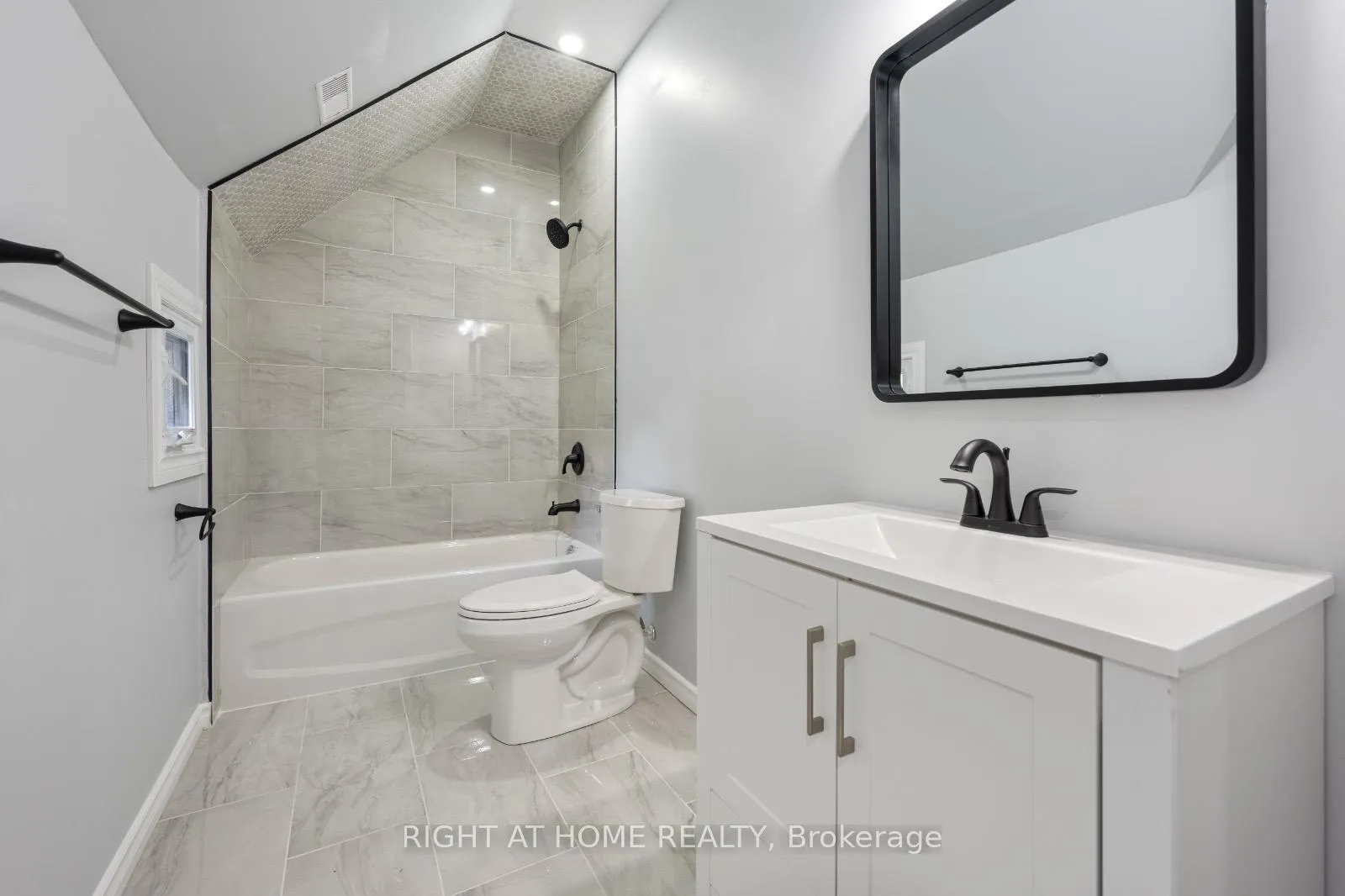 Photo 29 of 252 Robinson Street, Norfolk, Simcoe — HOMEH
