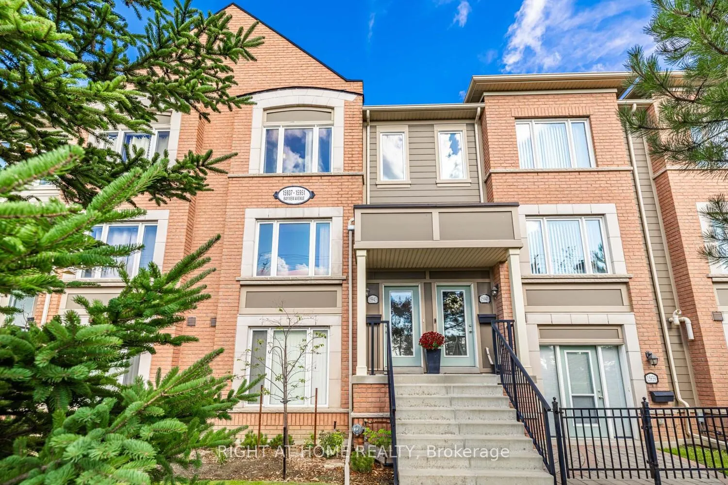 Front of Unit 9, 15943 Bayview Avenue