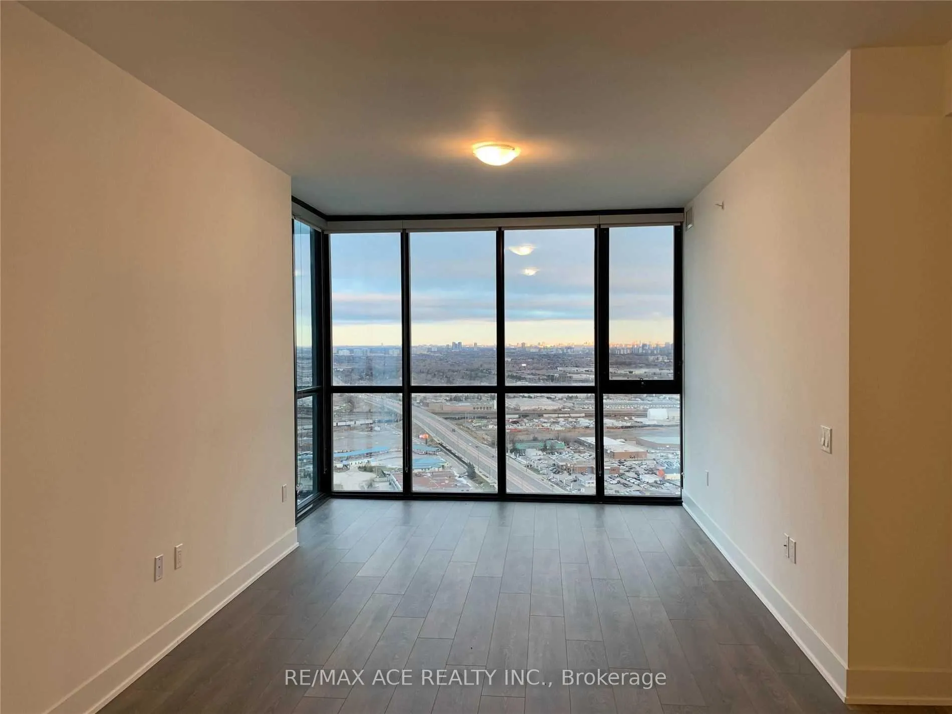 Photo 8 of Unit 3509, 2908 Highway 7, Vaughan, Concord — HOMEH