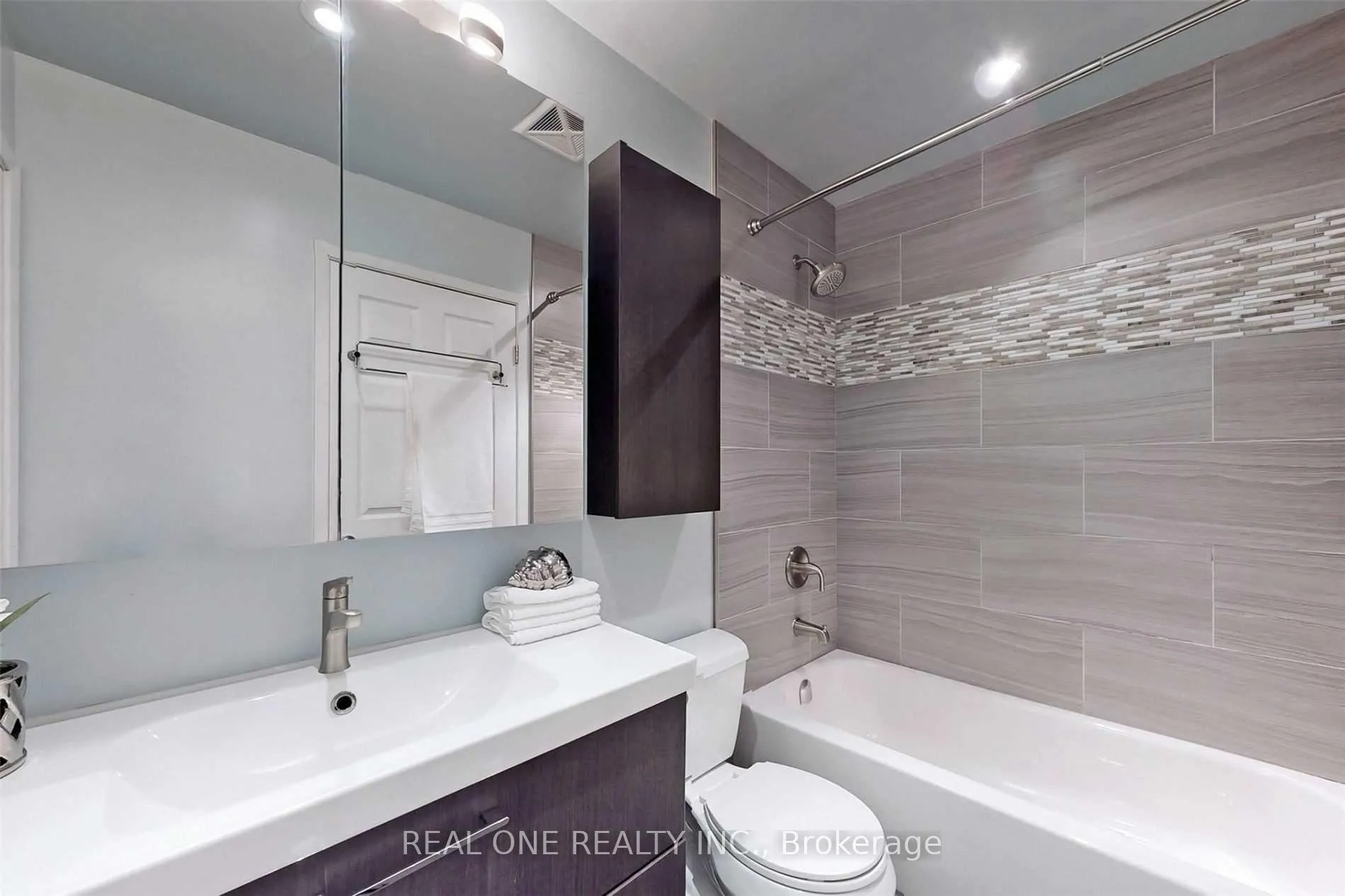 Photo 11 of Unit 301, 8 Wellesley Street E, Toronto, Church-Yonge Corridor — HOMEH