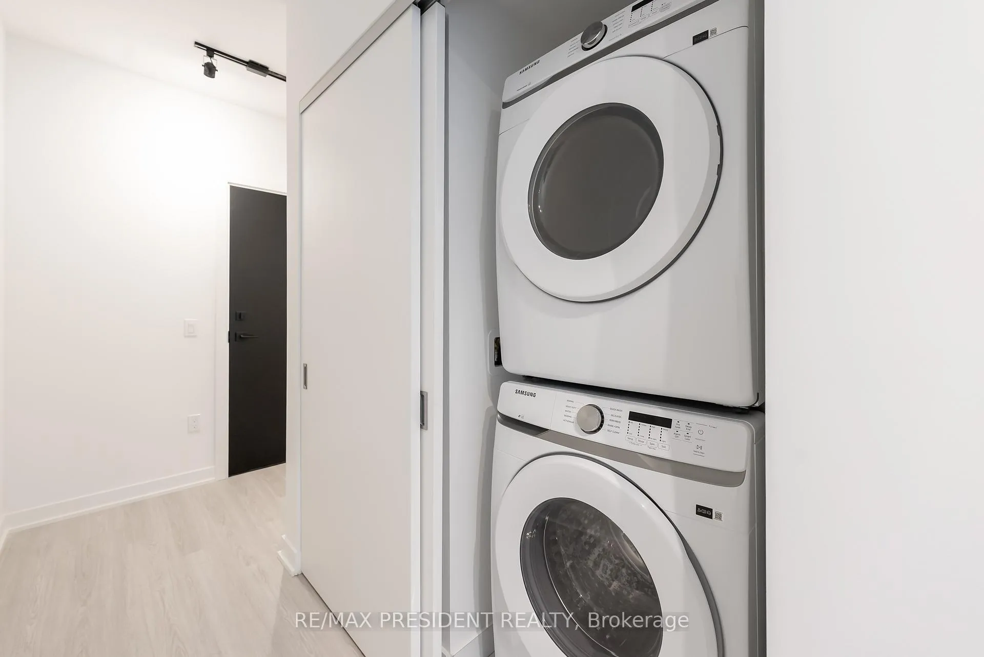 Photo 9 of Unit 402, 284 King Street E, Toronto, Moss Park — HOMEH