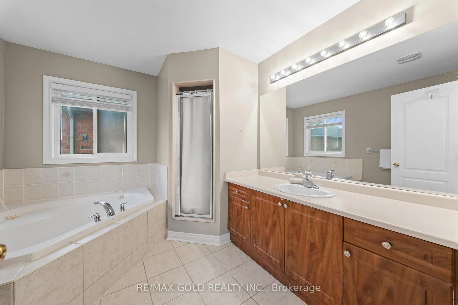 Photo 24 of 36 Ocean Ridge Drive E, Brampton, Sandringham-Wellington — HOMEH