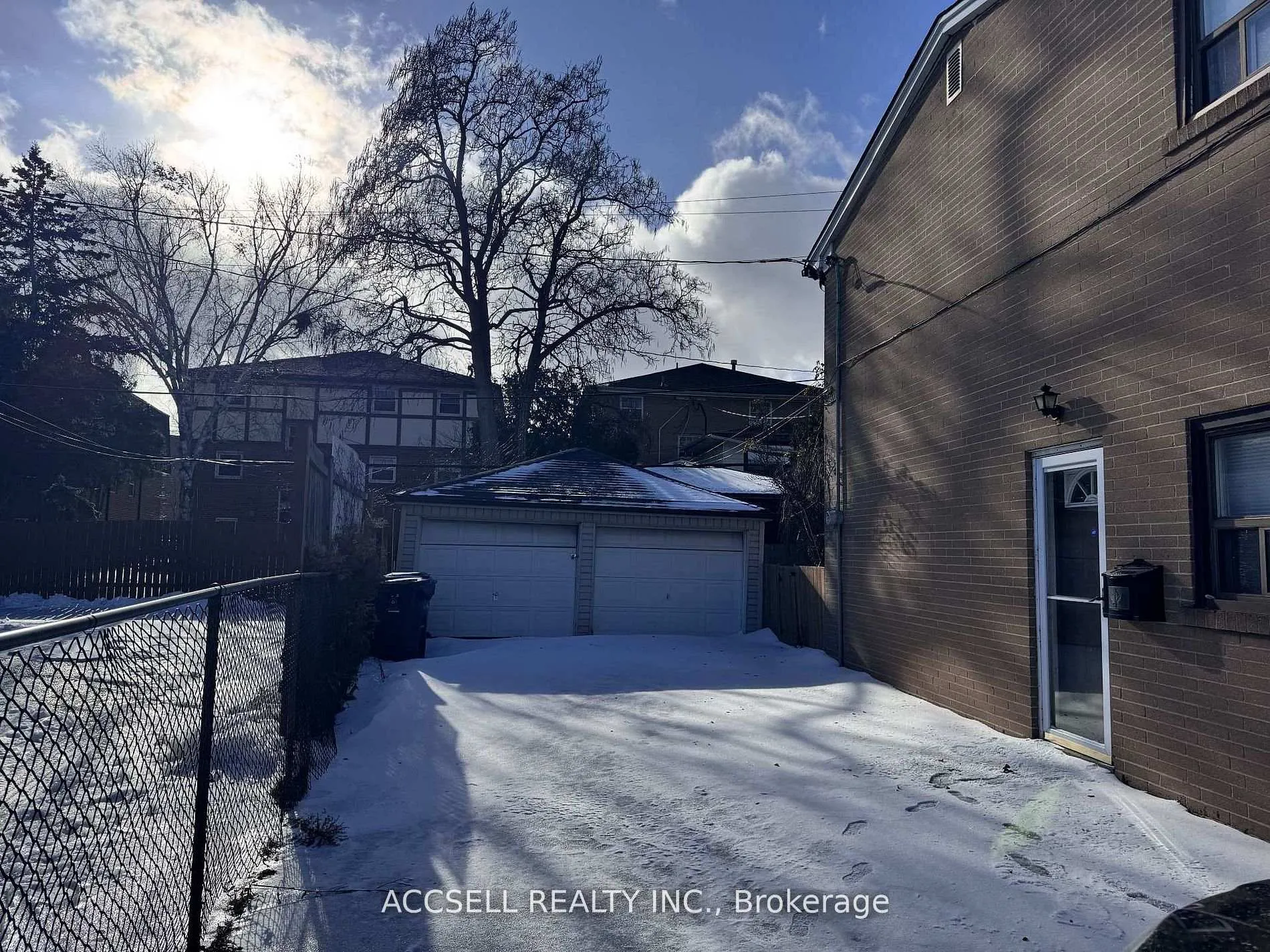 Photo 2 of 105 Kingsview Boulevard, Etobicoke, Kingsview Village-The Westway — HOMEH