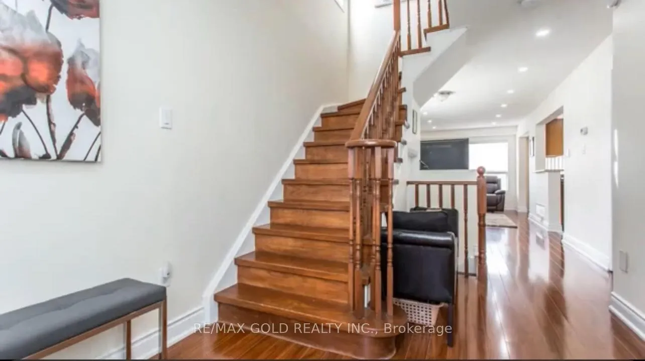 Photo 3 of 26 Twin Pines Crescent, Brampton, Brampton North — HOMEH