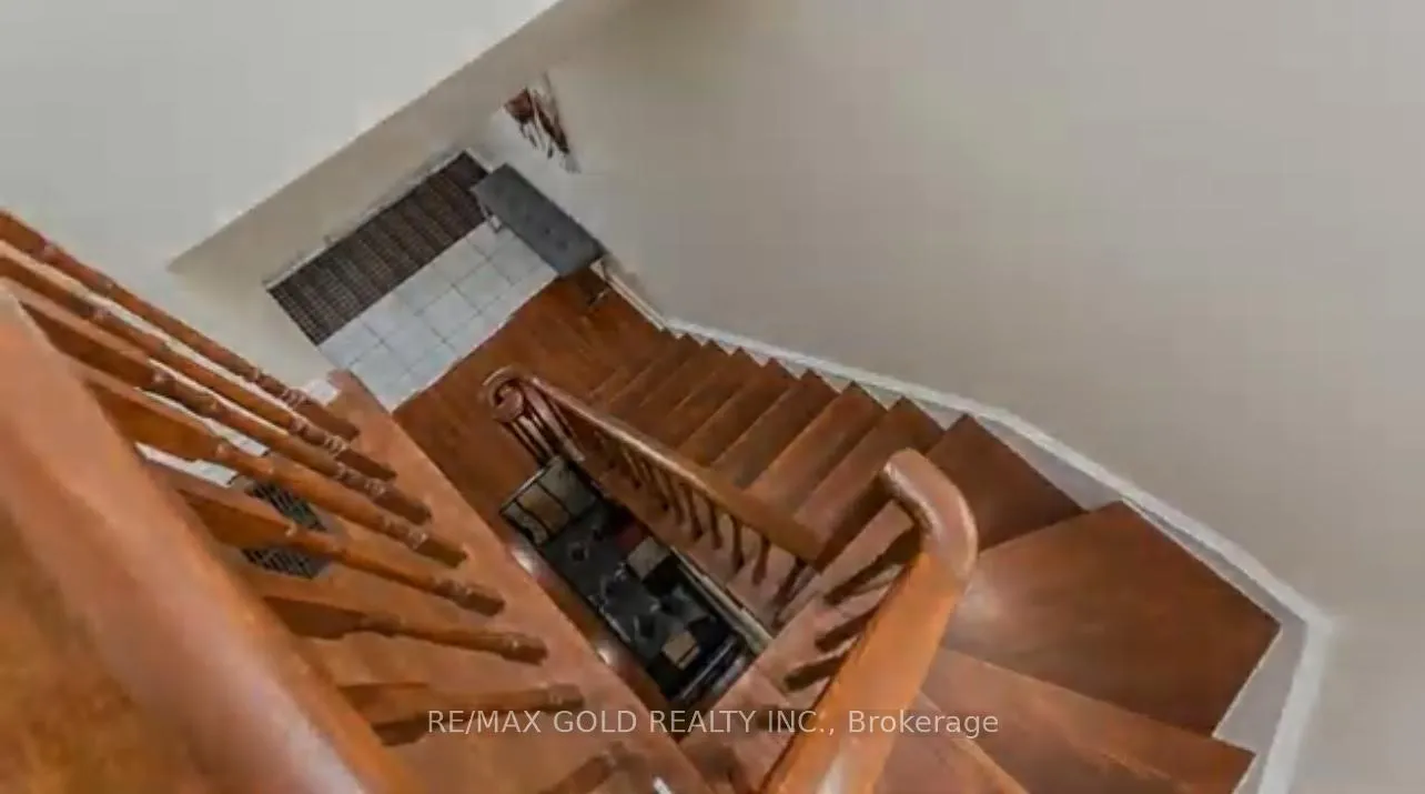 Photo 4 of 26 Twin Pines Crescent, Brampton, Brampton North — HOMEH