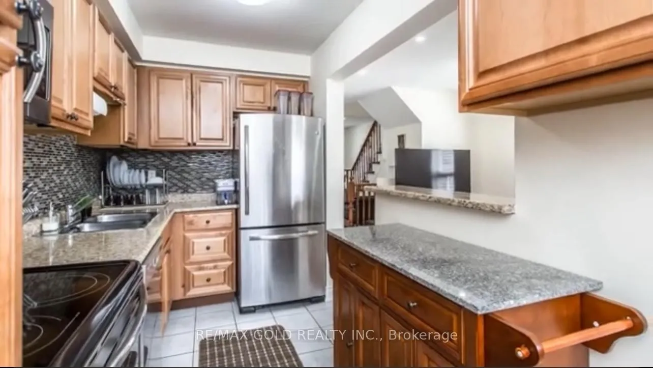 Photo 6 of 26 Twin Pines Crescent, Brampton, Brampton North — HOMEH