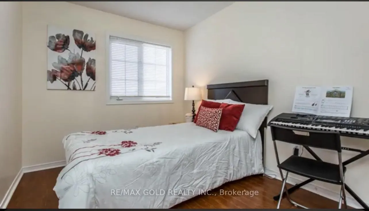 Photo 10 of 26 Twin Pines Crescent, Brampton, Brampton North — HOMEH