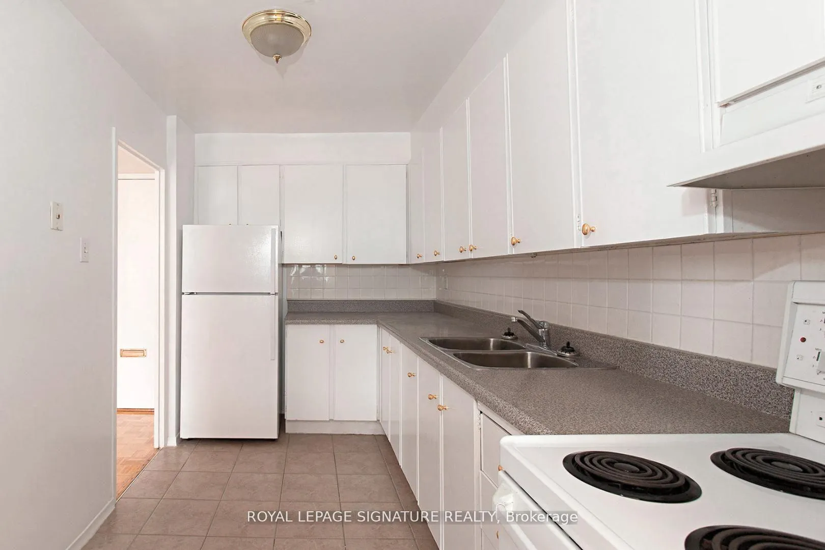 Front of Unit 203, 525 Eglinton Avenue E