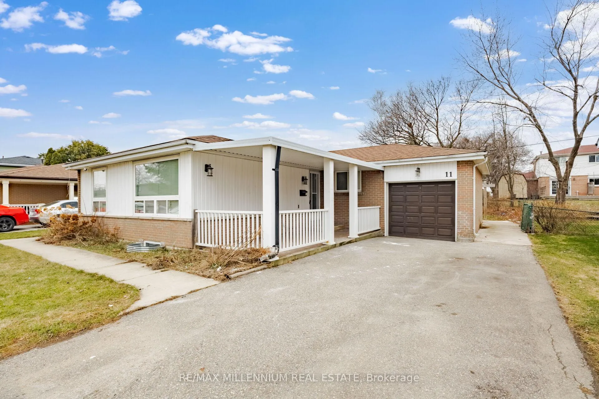 Photo 2 of 11 Beechwood Crescent, Brampton, Avondale — HOMEH