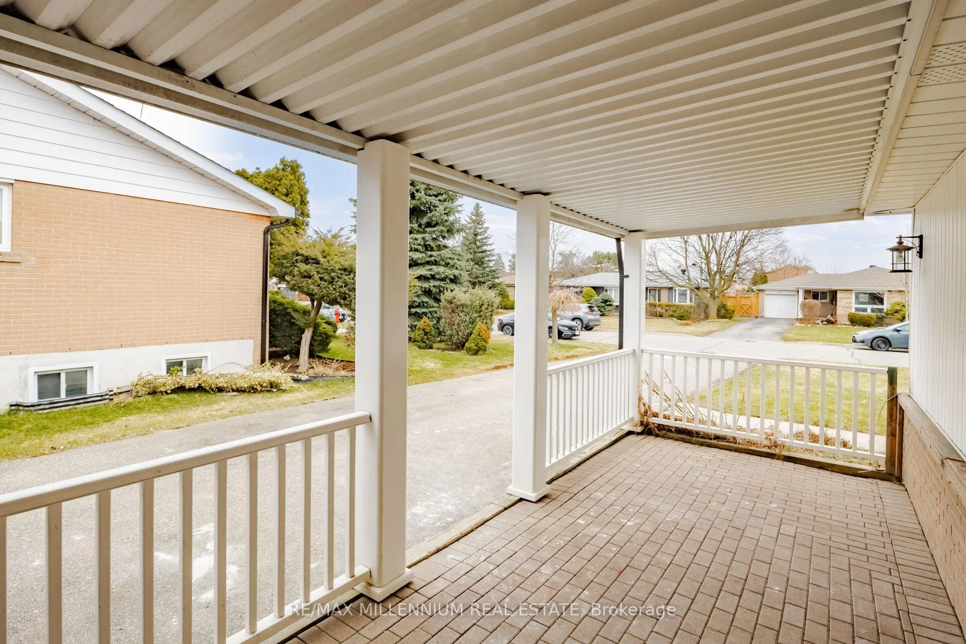 Photo 3 of 11 Beechwood Crescent, Brampton, Avondale — HOMEH