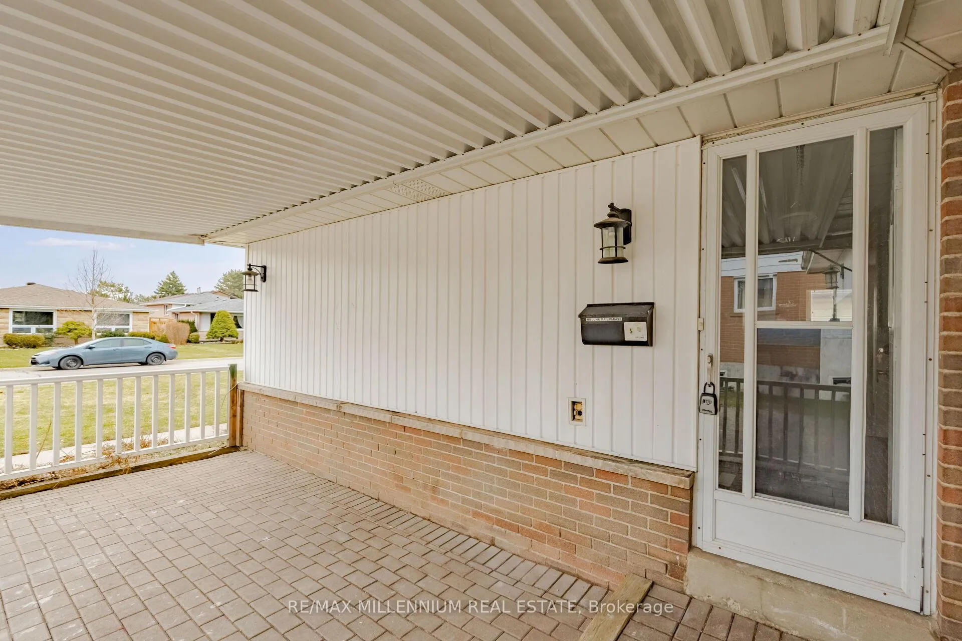 Photo 4 of 11 Beechwood Crescent, Brampton, Avondale — HOMEH
