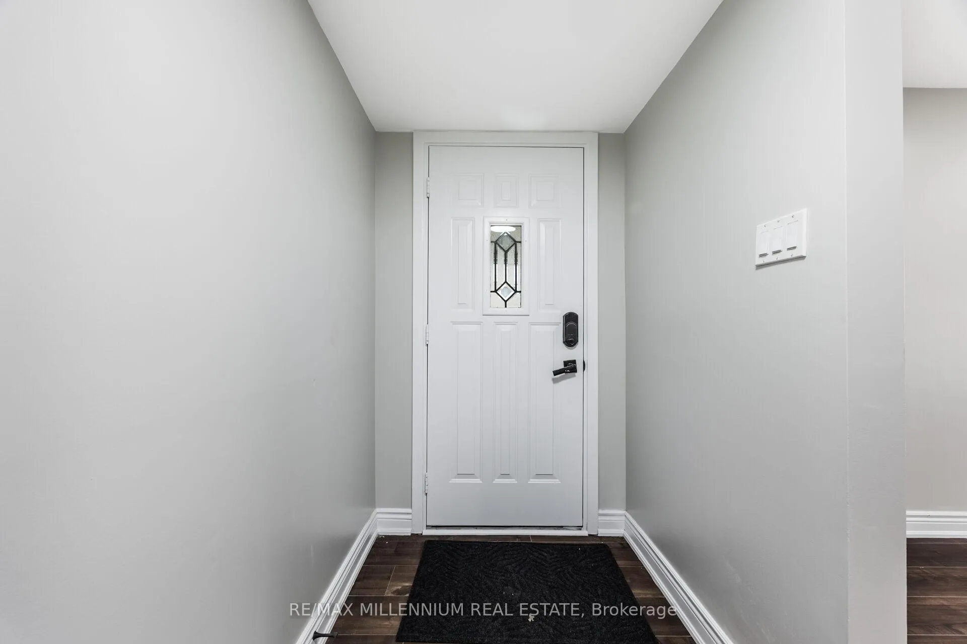 Photo 5 of 11 Beechwood Crescent, Brampton, Avondale — HOMEH