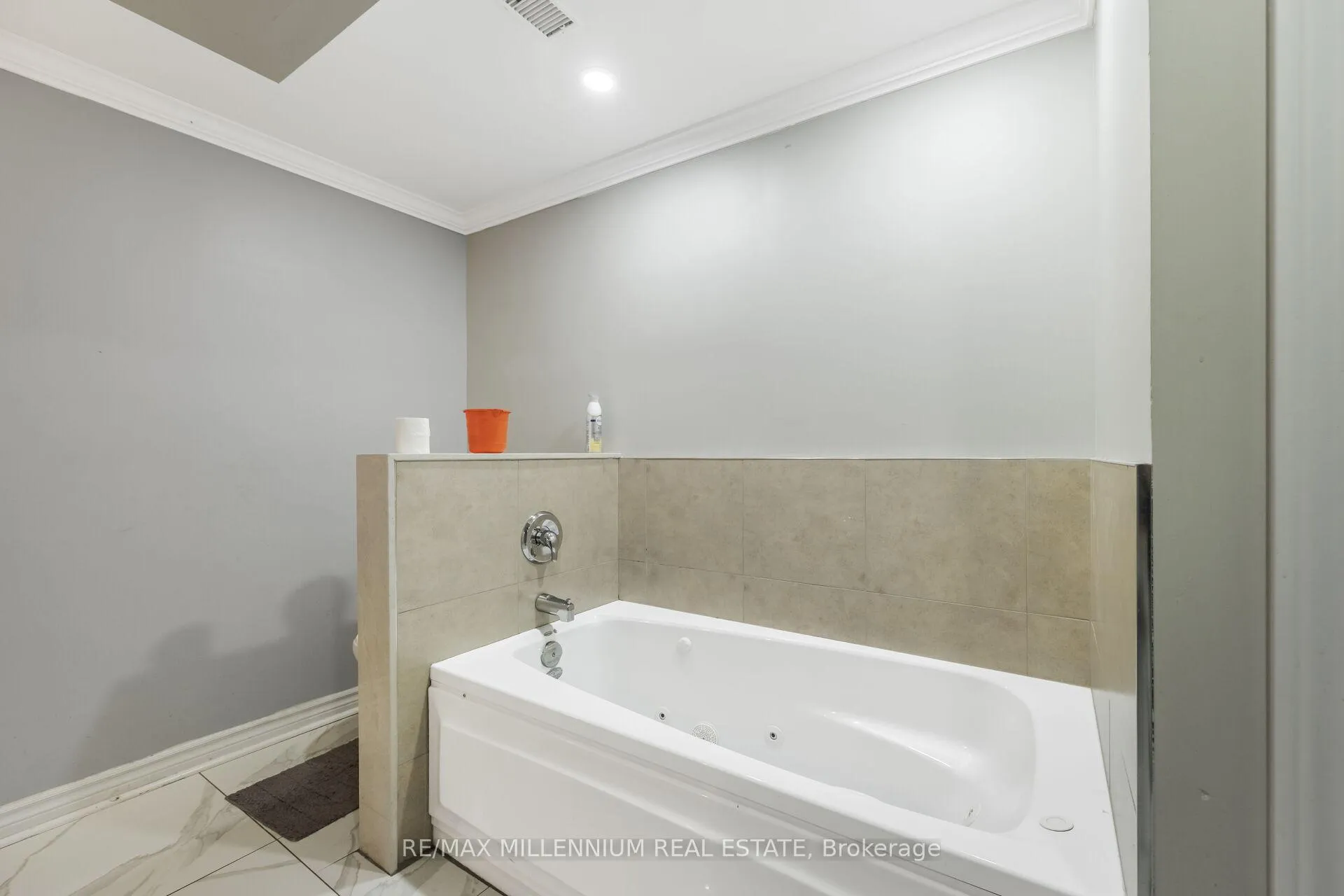 Photo 32 of 11 Beechwood Crescent, Brampton, Avondale — HOMEH