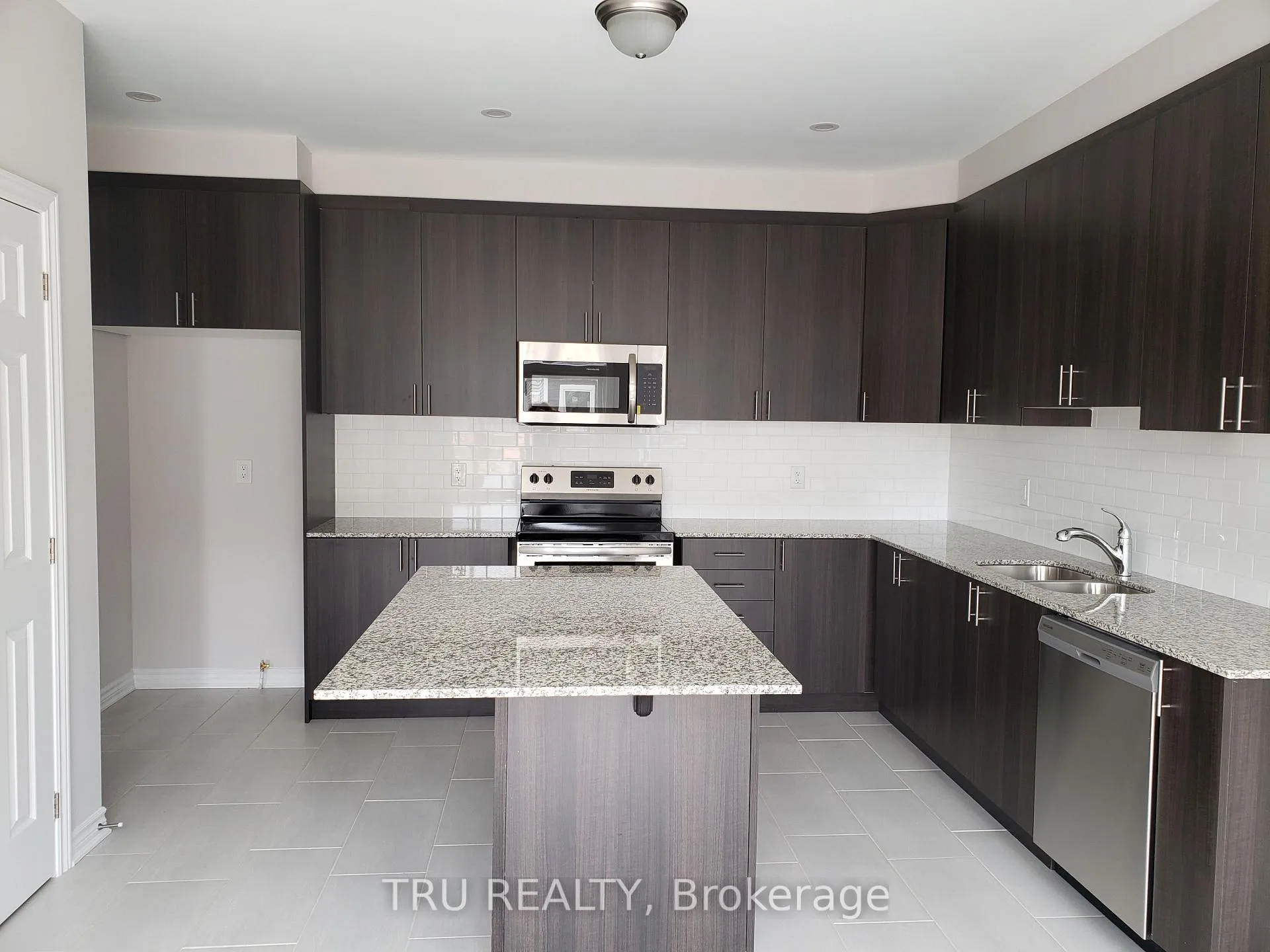 Photo 4 of 176 Cranesbill Road, Ottawa, Kanata - Emerald Meadows/Trailwest — HOMEH