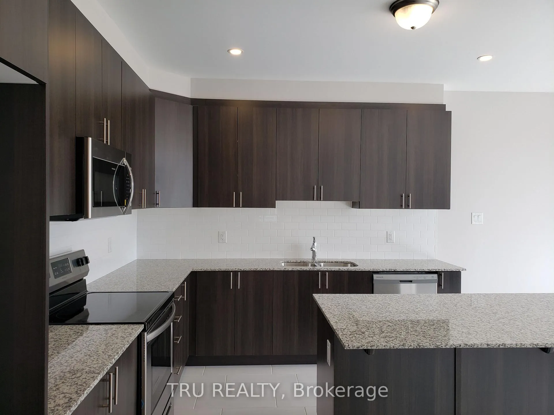 Photo 5 of 176 Cranesbill Road, Ottawa, Kanata - Emerald Meadows/Trailwest — HOMEH