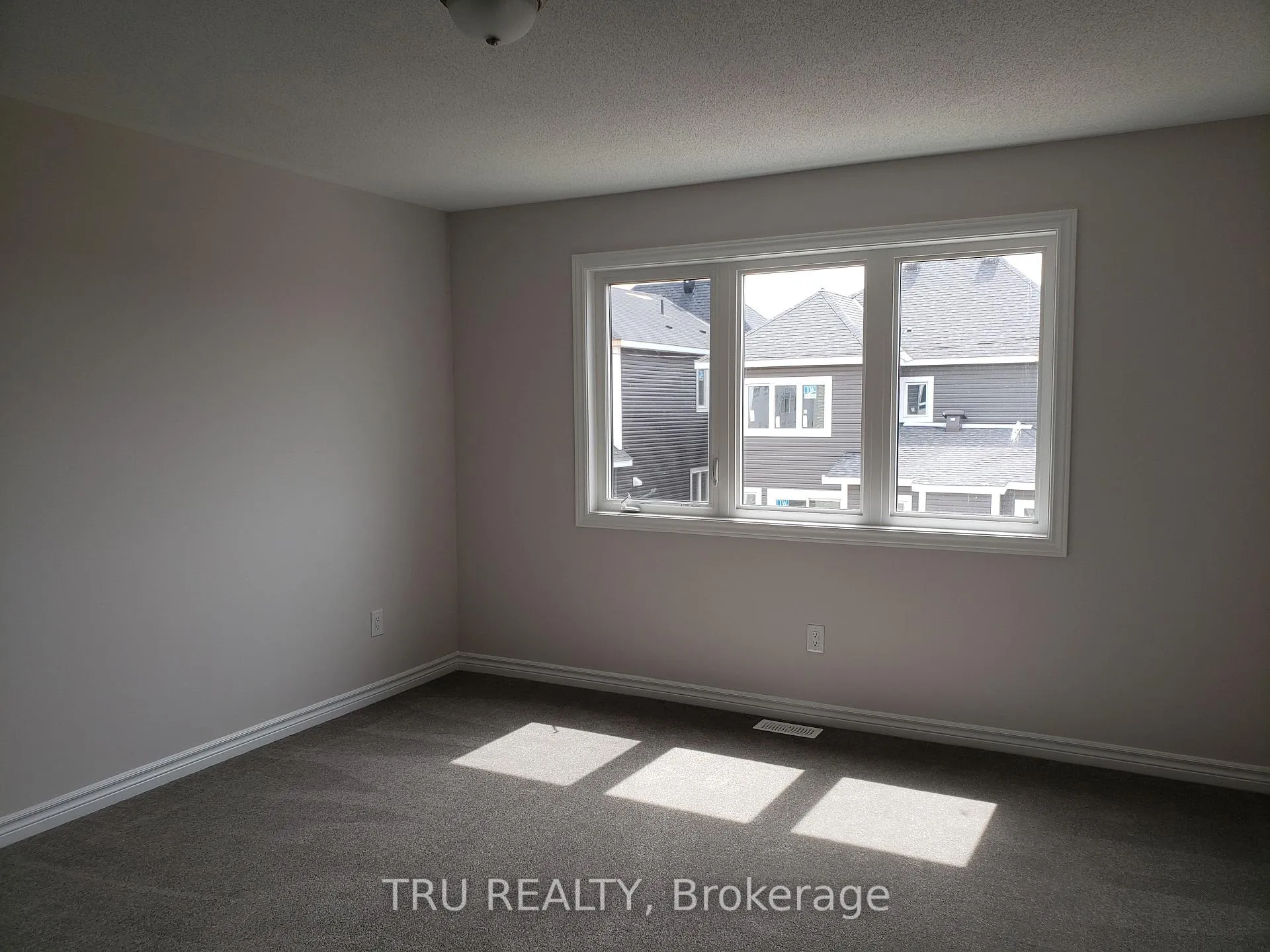 Photo 7 of 176 Cranesbill Road, Ottawa, Kanata - Emerald Meadows/Trailwest — HOMEH