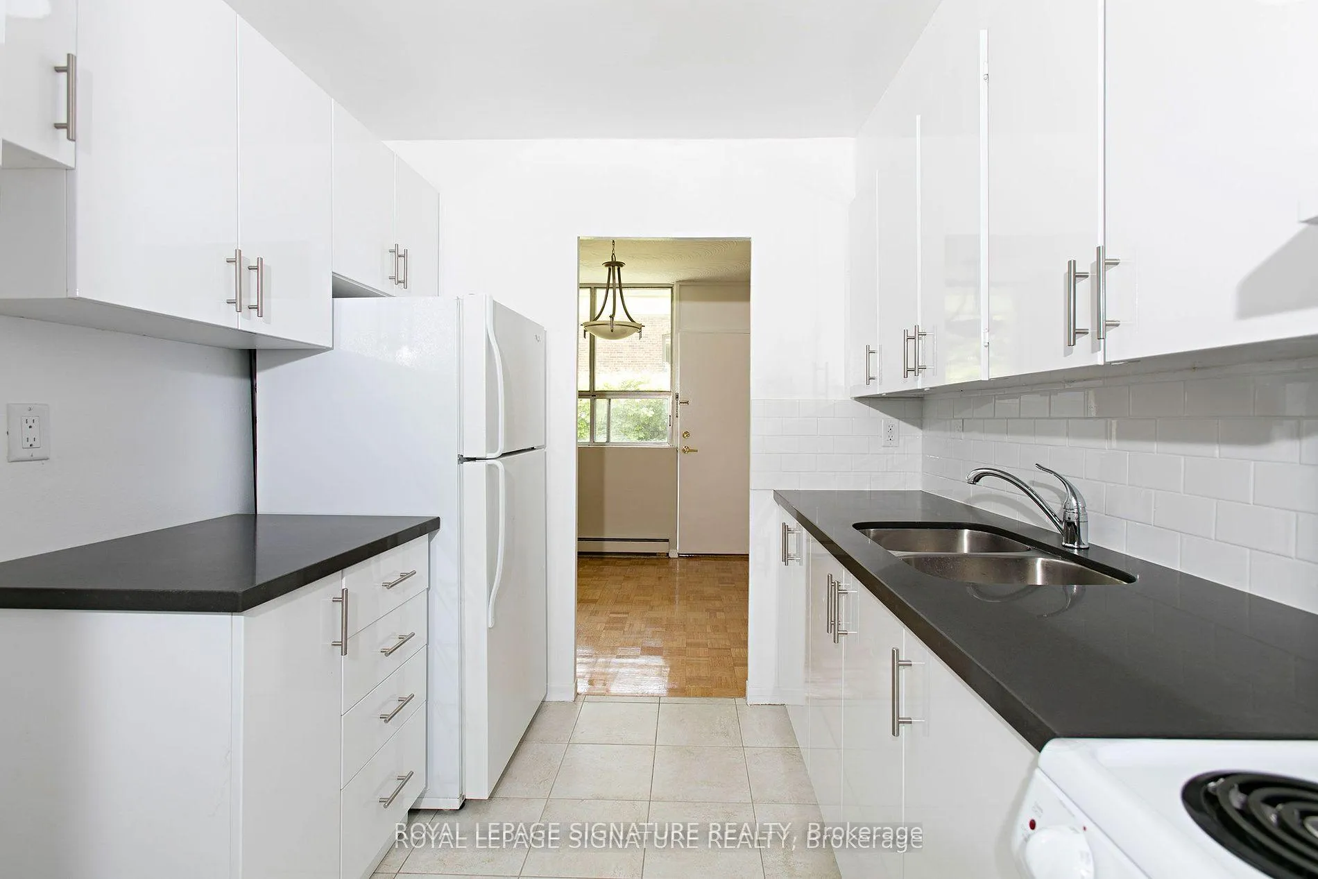 Front of Unit 804, 525 Eglinton Avenue E