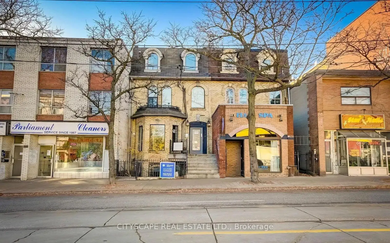 Front of Unit 300, 438 Parliament Street