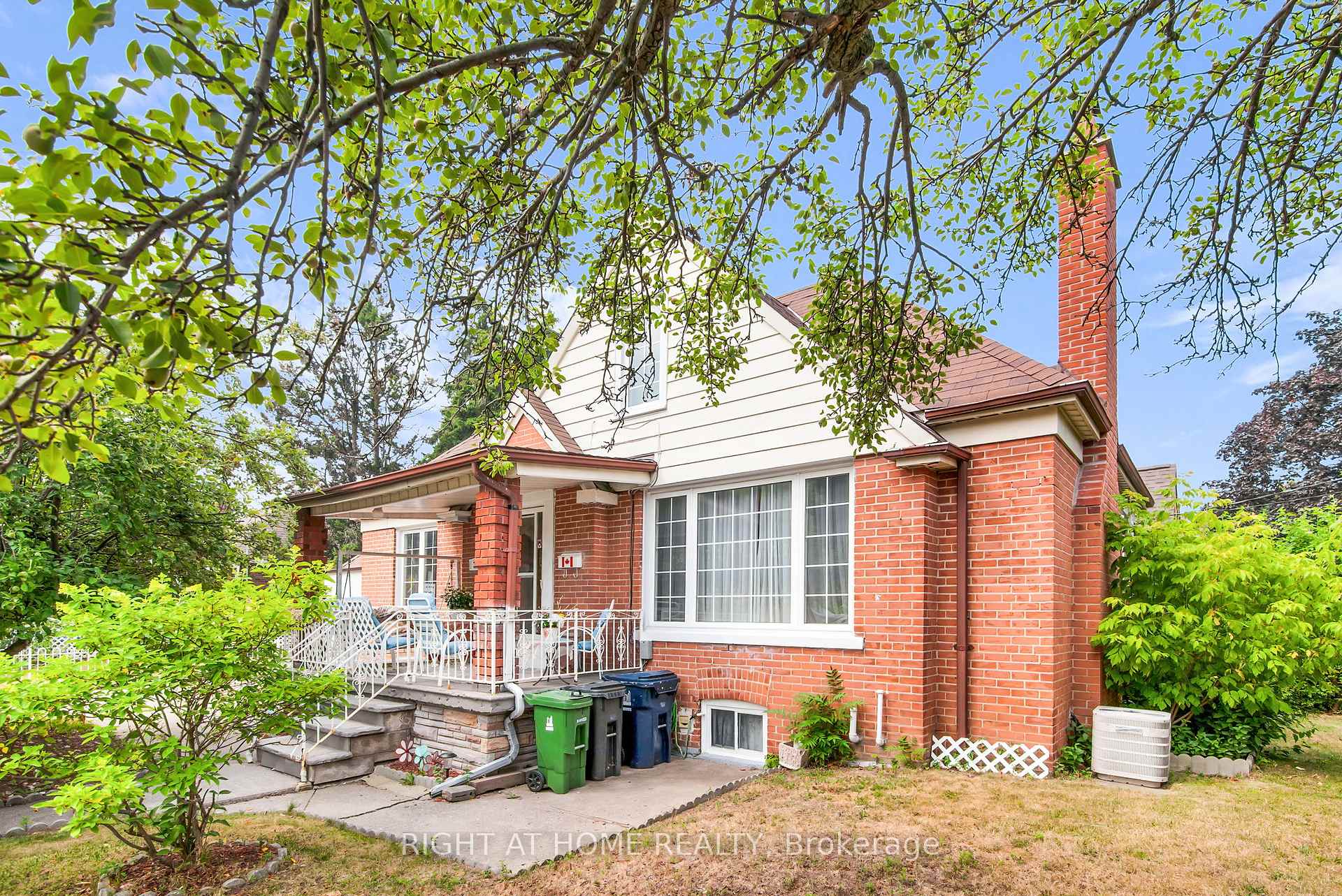 Photo 2 of 344 Linsmore Crescent, Toronto, East York — HOMEH