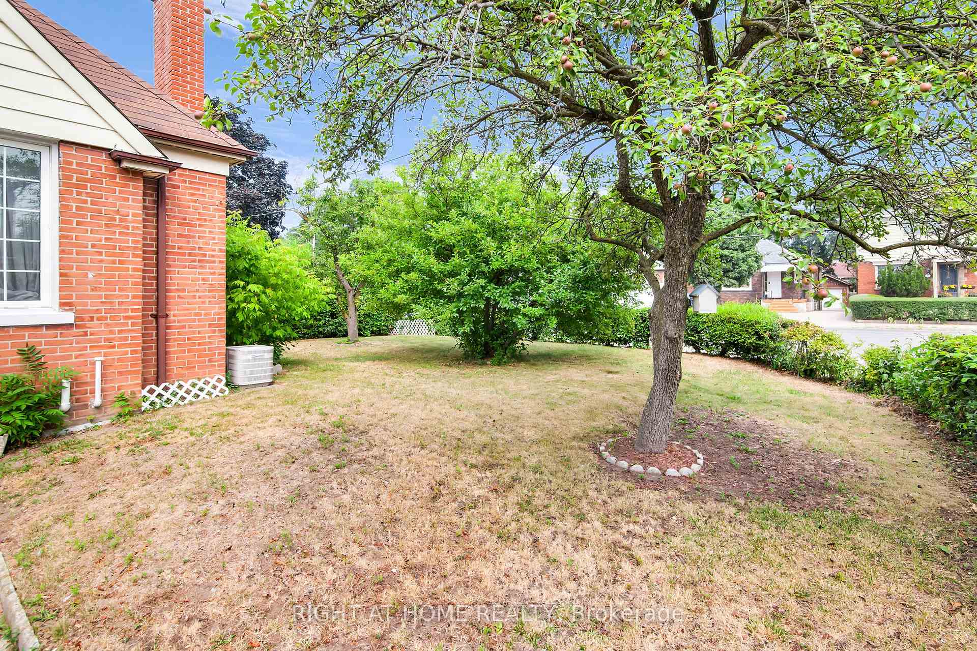 Photo 5 of 344 Linsmore Crescent, Toronto, East York — HOMEH
