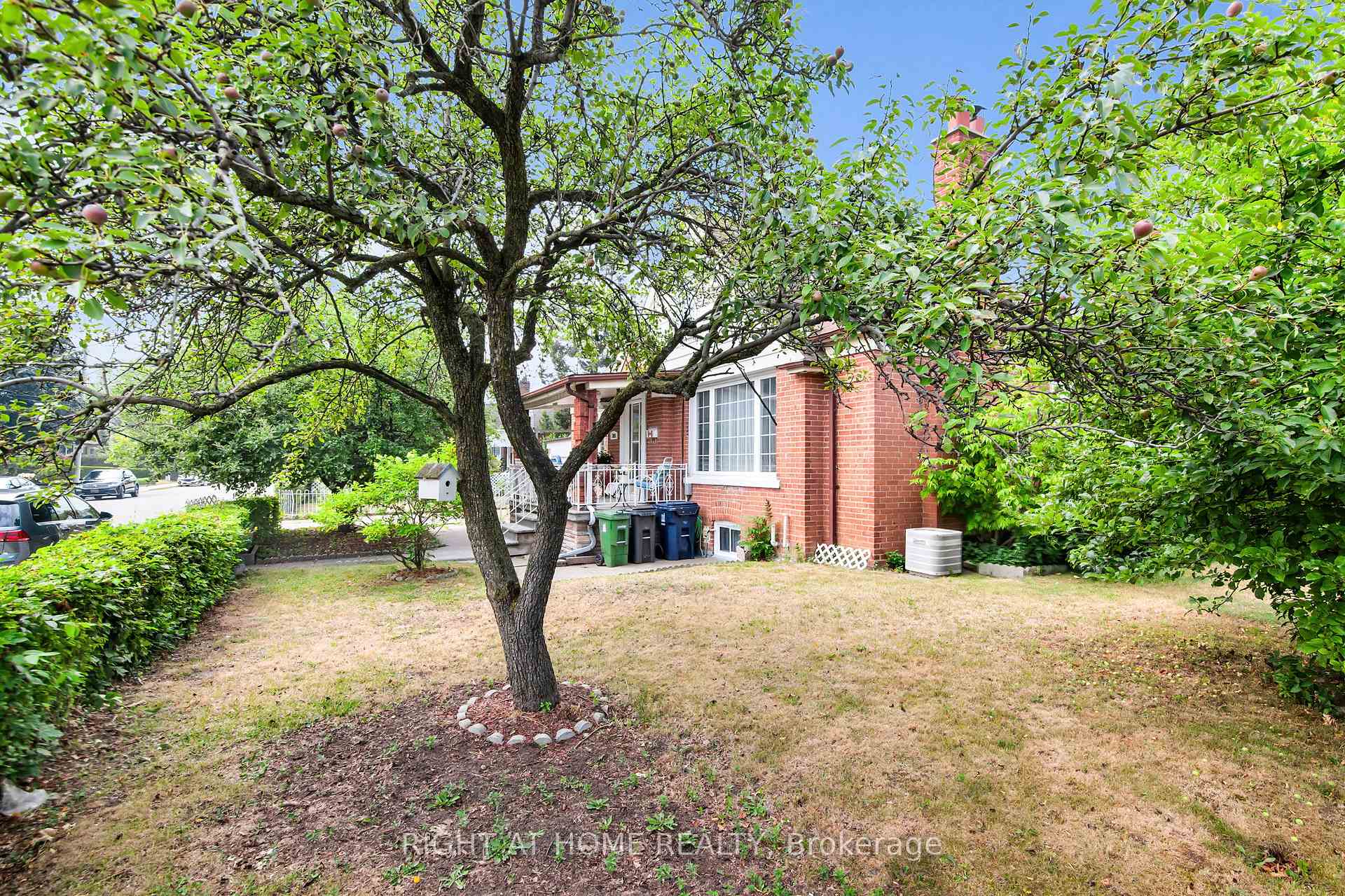 Photo 6 of 344 Linsmore Crescent, Toronto, East York — HOMEH