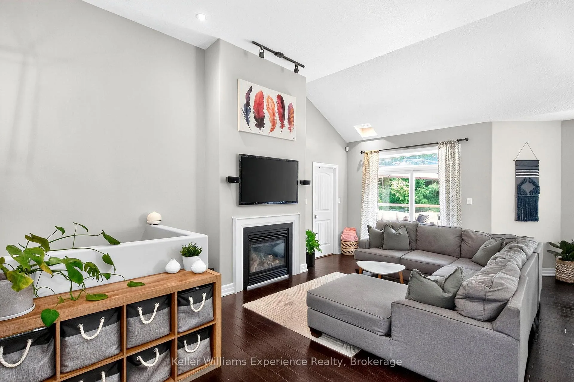 Photo 10 of 94 Windermere Circle, Tay, Rural Tay — HOMEH