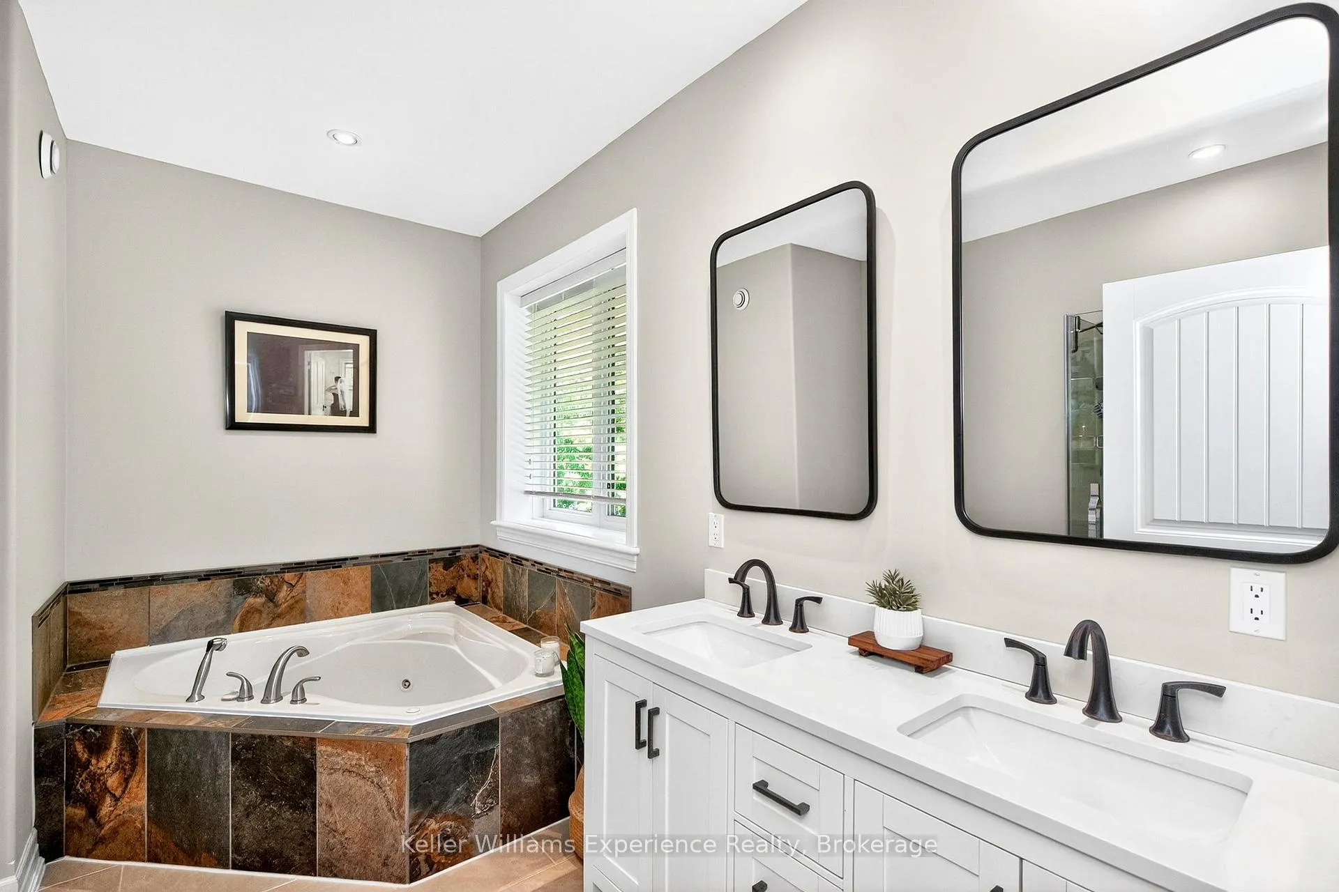 Photo 13 of 94 Windermere Circle, Tay, Rural Tay — HOMEH