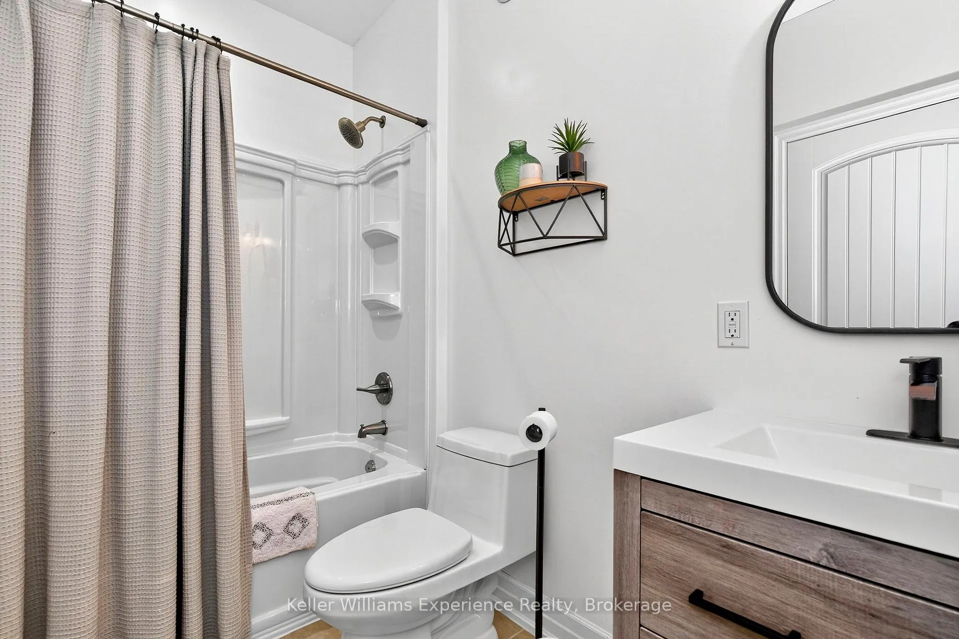 Photo 16 of 94 Windermere Circle, Tay, Rural Tay — HOMEH