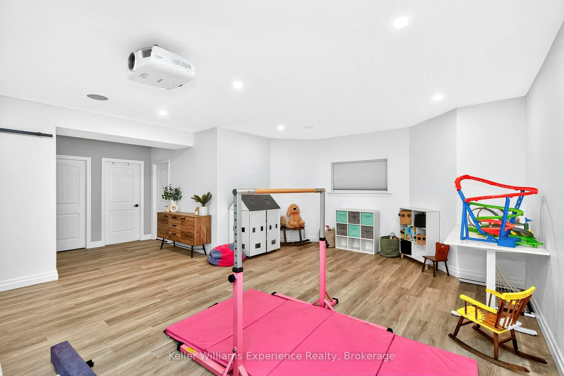 Photo 20 of 94 Windermere Circle, Tay, Rural Tay — HOMEH