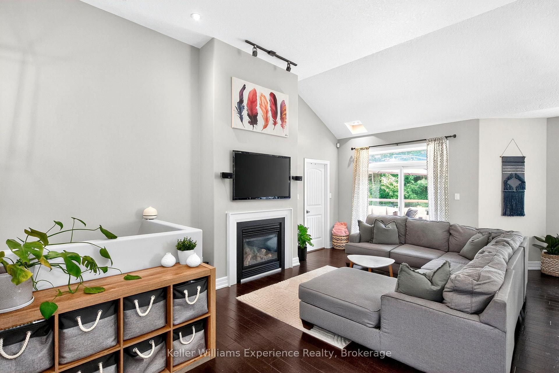 Photo 10 of 94 Windermere Circle, Tay, Rural Tay — HOMEH