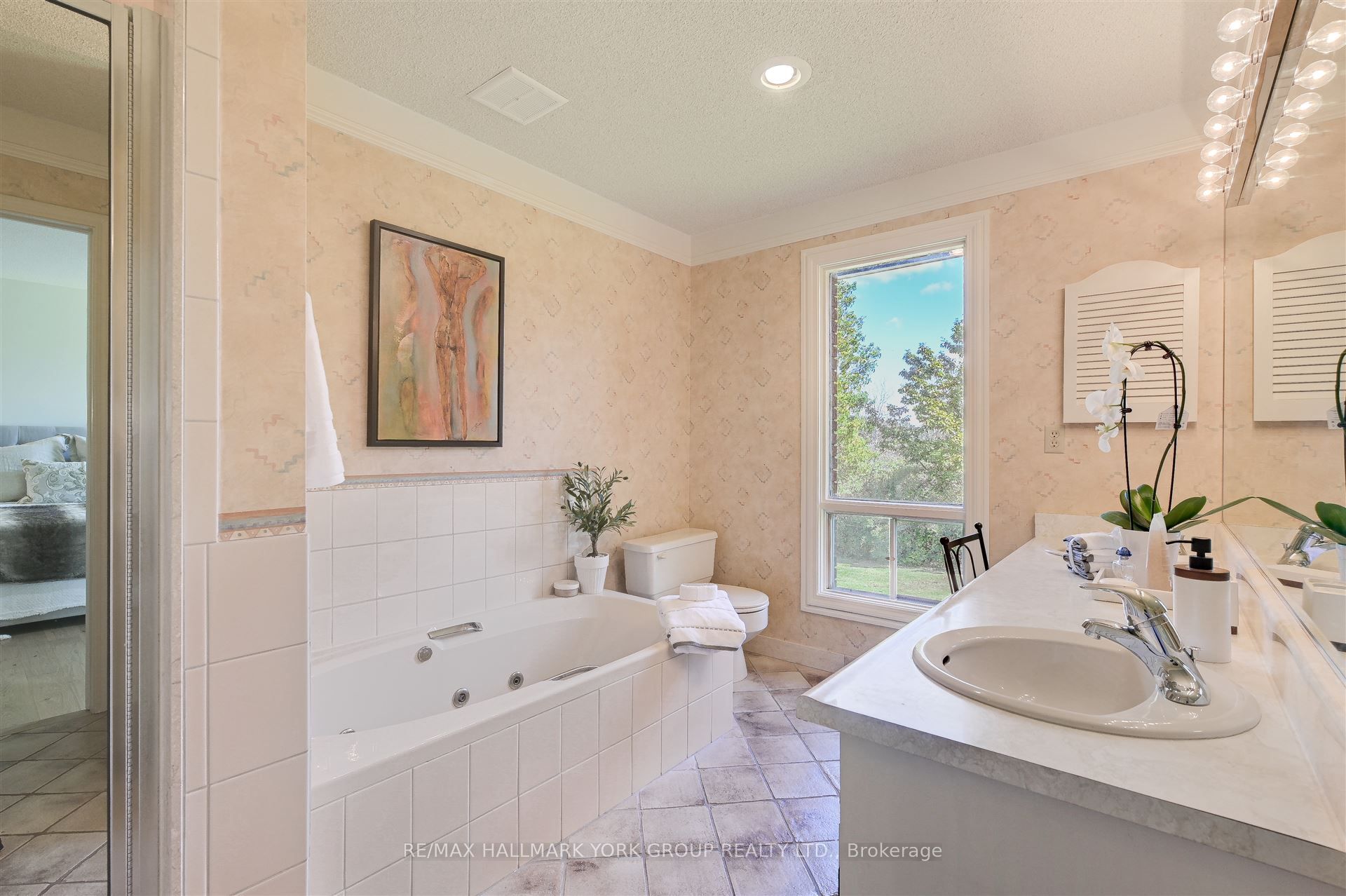 Photo 56 of 121 Manitou Drive, King, King City — HOMEH