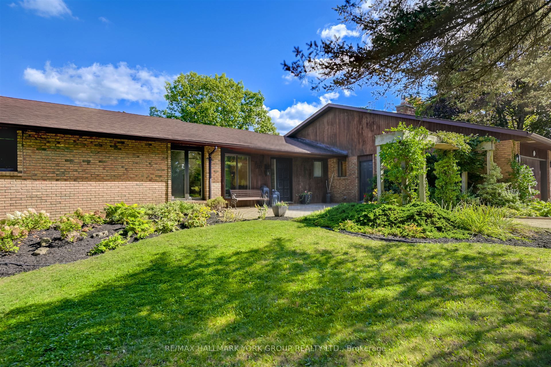 Photo 38 of 121 Manitou Drive, King, King City — HOMEH