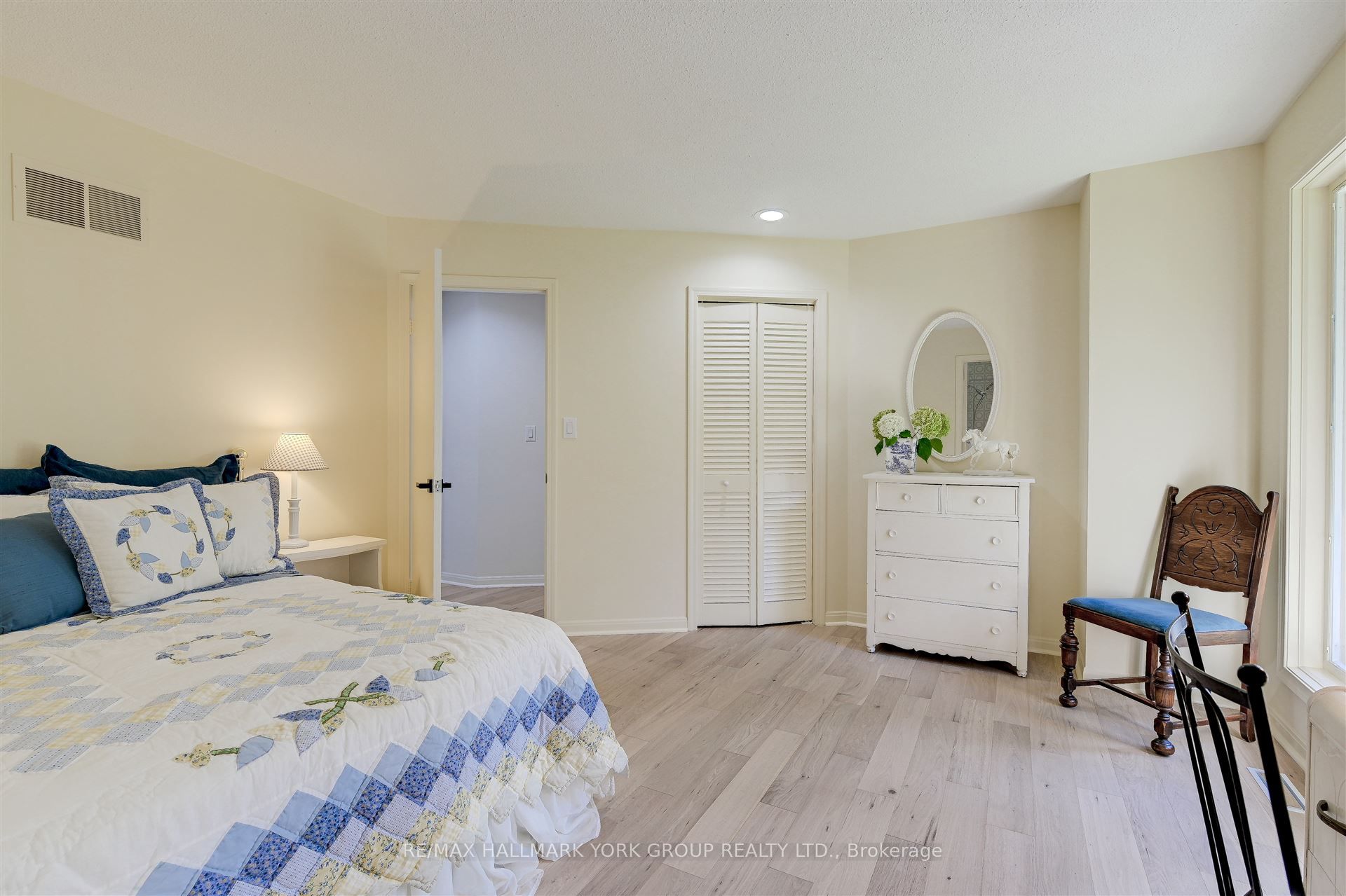 Photo 58 of 121 Manitou Drive, King, King City — HOMEH