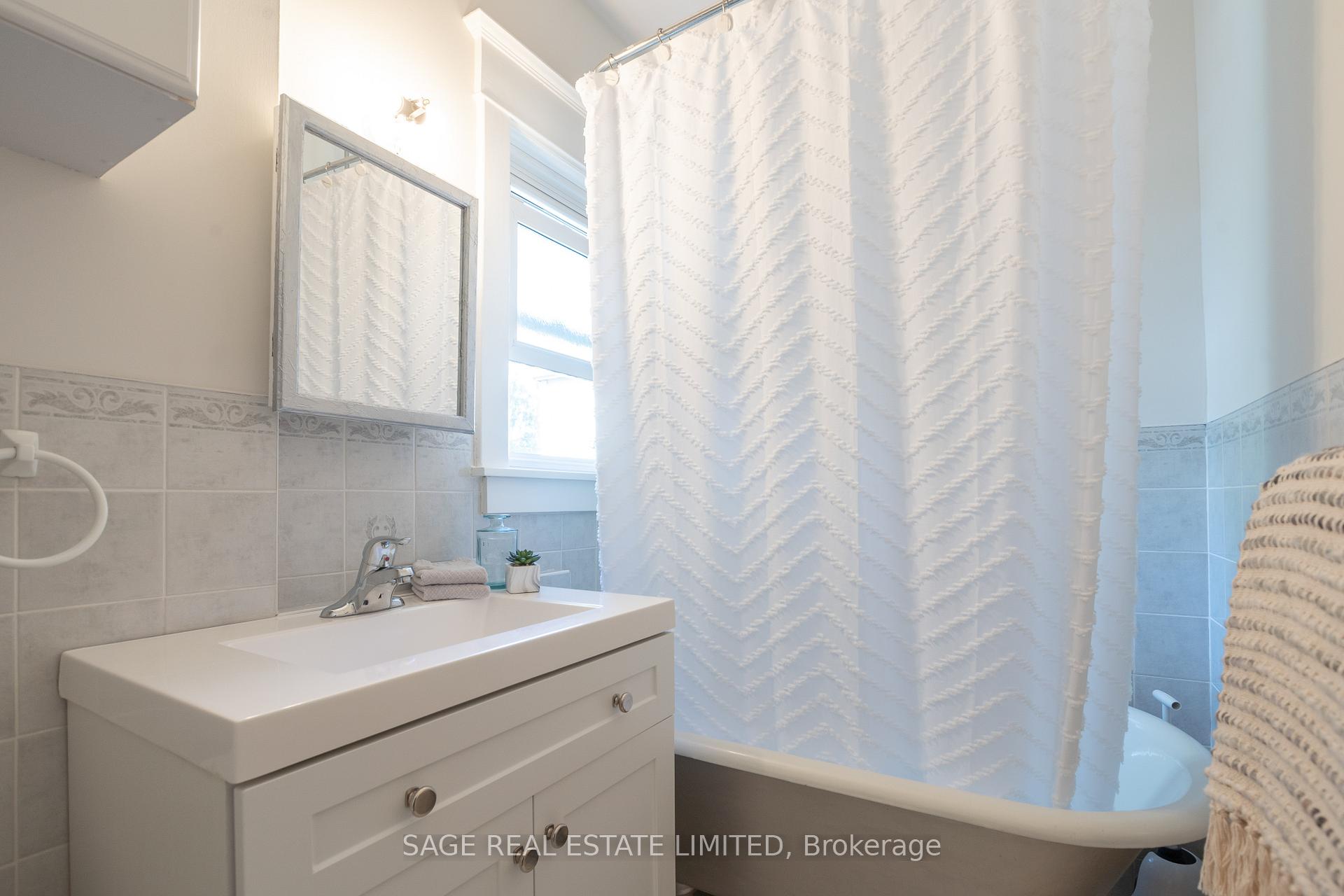 Photo 15 of 38 Queensdale Avenue, Toronto, Danforth Village-East York — HOMEH
