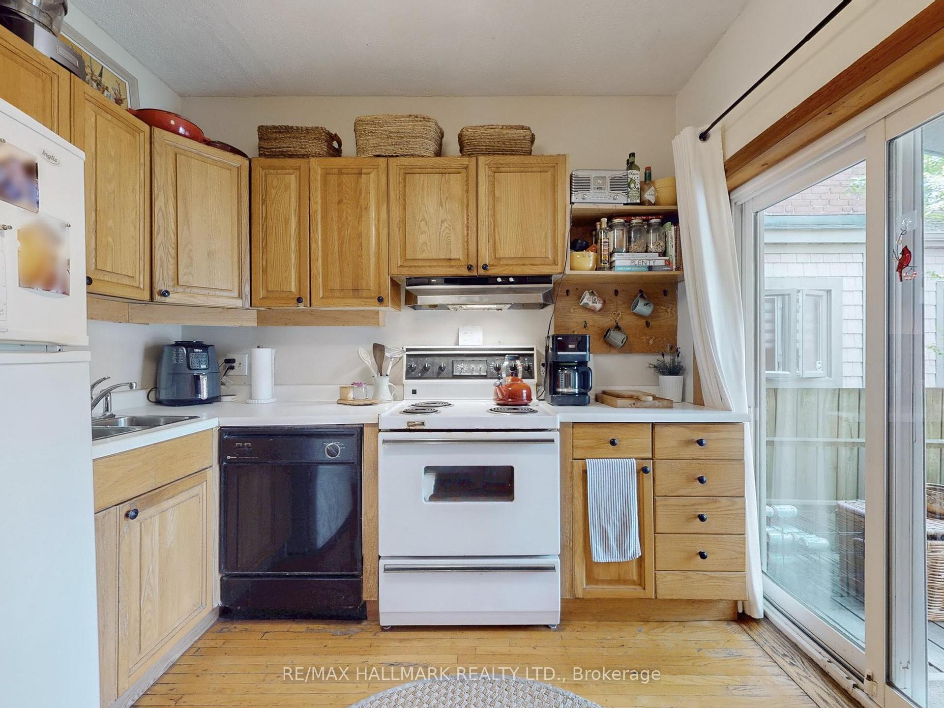 Photo 10 of 34 Strathcona Avenue N, Toronto, North Riverdale — HOMEH