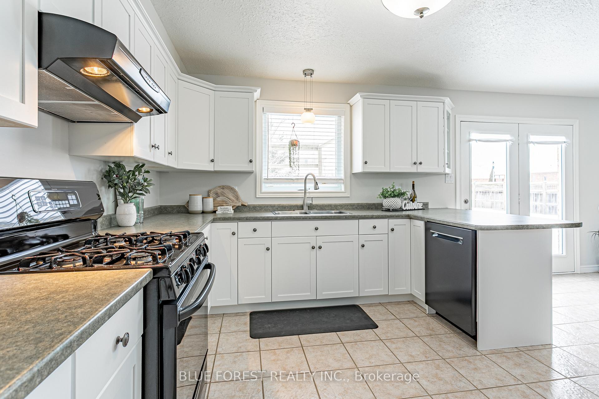 Photo 7 of 4 Forest Grove Crescent, Thames Centre, Dorchester — HOMEH