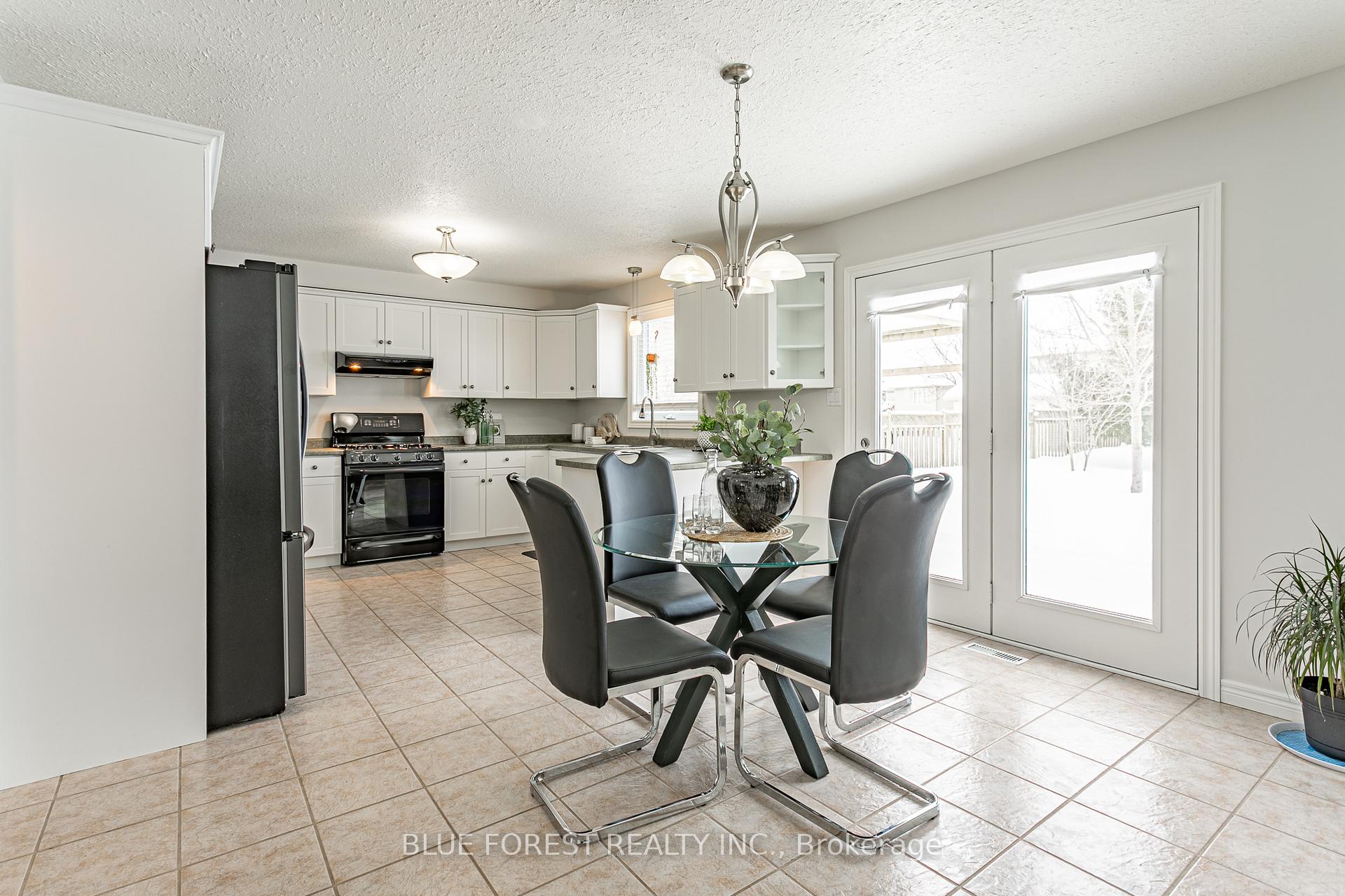 Photo 12 of 4 Forest Grove Crescent, Thames Centre, Dorchester — HOMEH