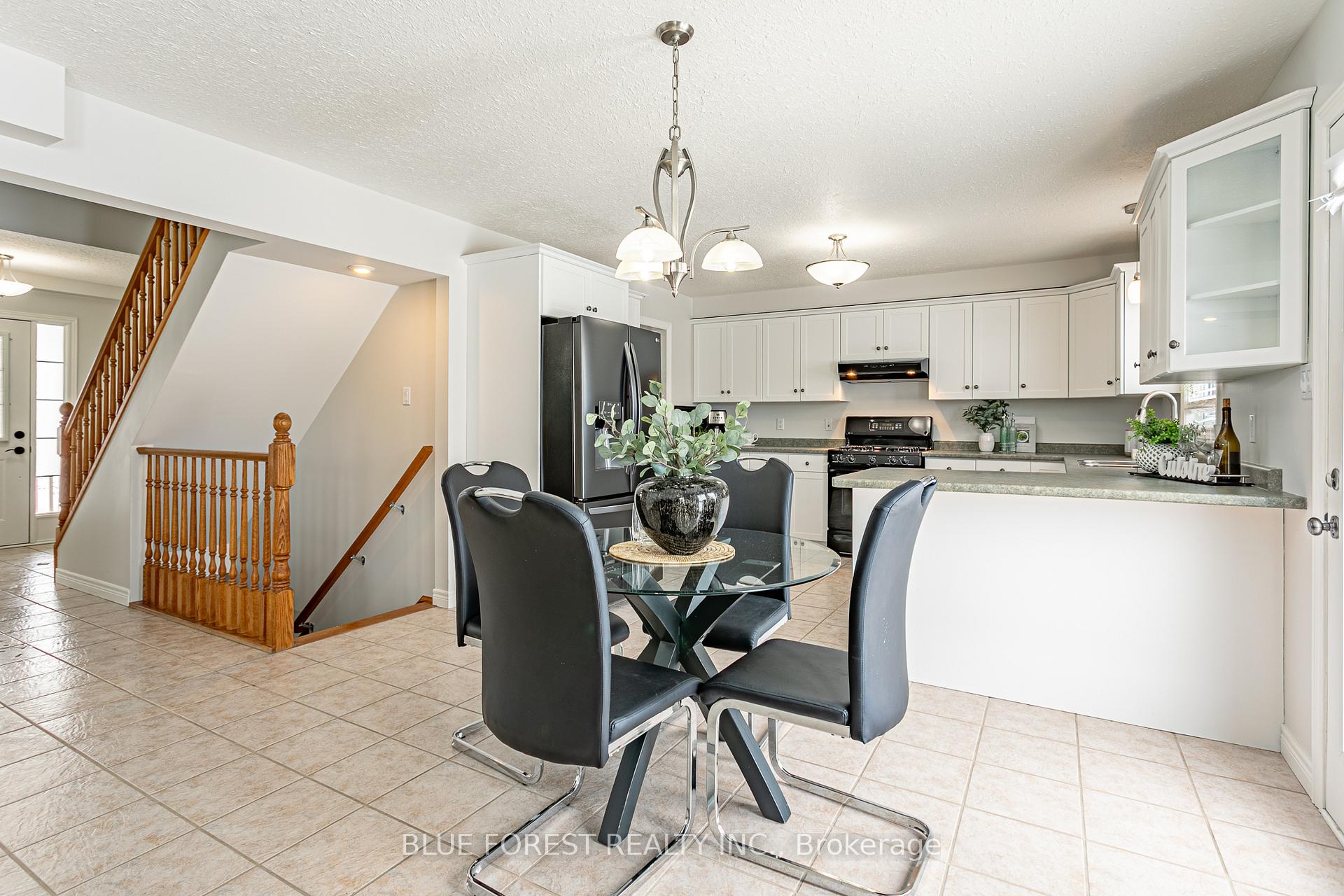 Photo 13 of 4 Forest Grove Crescent, Thames Centre, Dorchester — HOMEH
