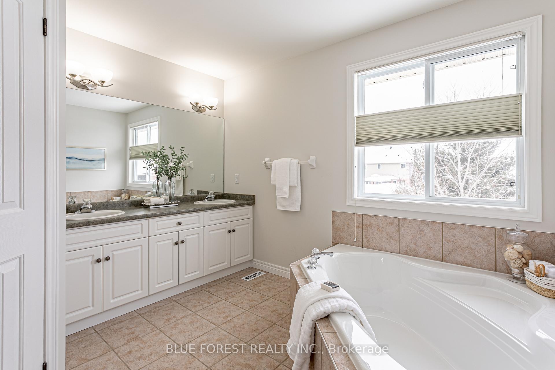Photo 19 of 4 Forest Grove Crescent, Thames Centre, Dorchester — HOMEH