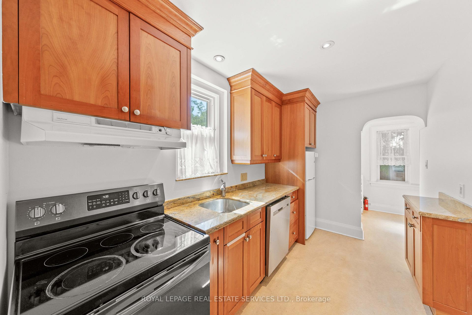 Photo 17 of 9 Duplex Crescent, Toronto, Yonge-Eglinton — HOMEH